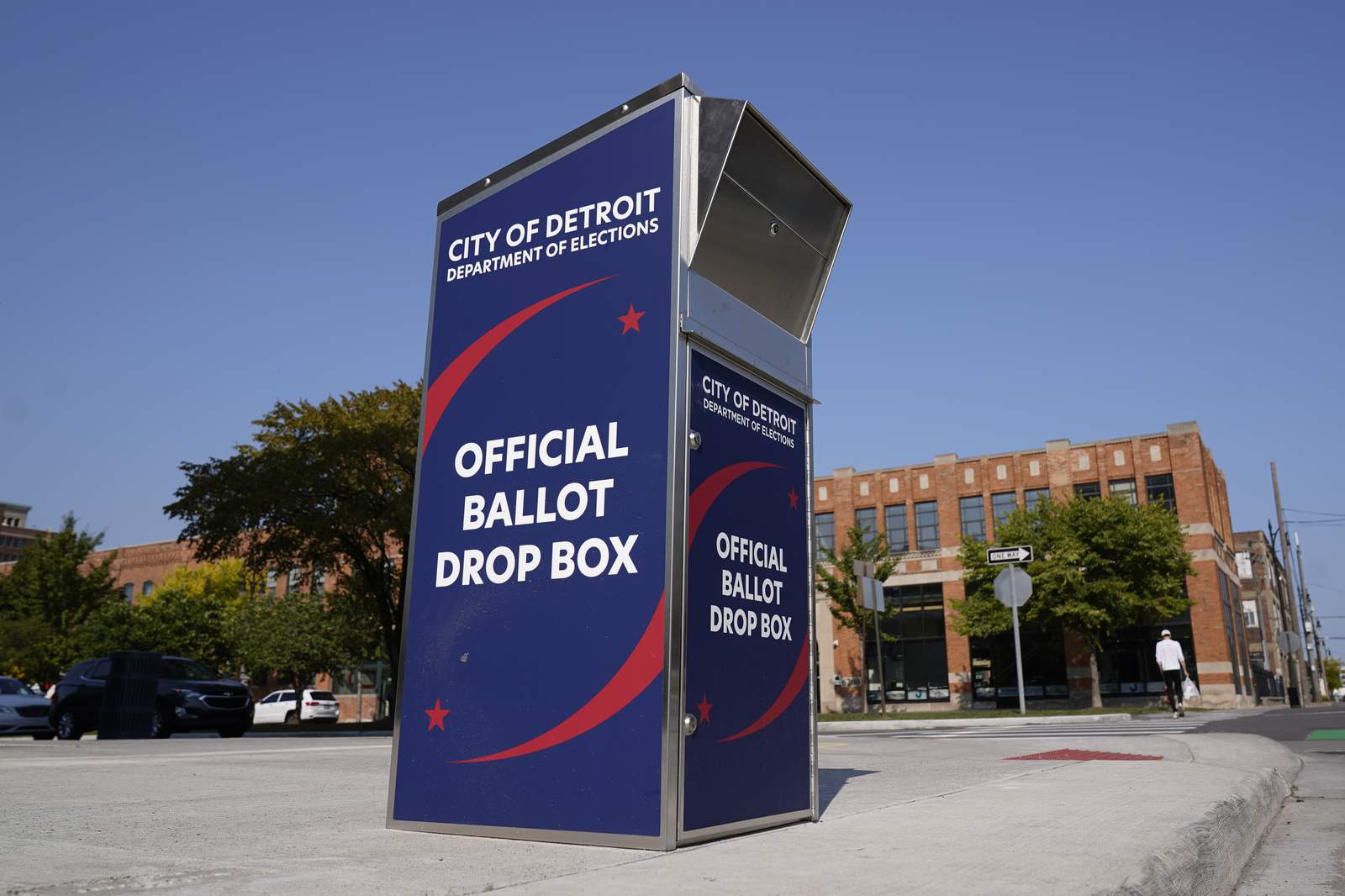 Dwane Casey and donuts: Detroit Pistons open practice facility to encourage early voting