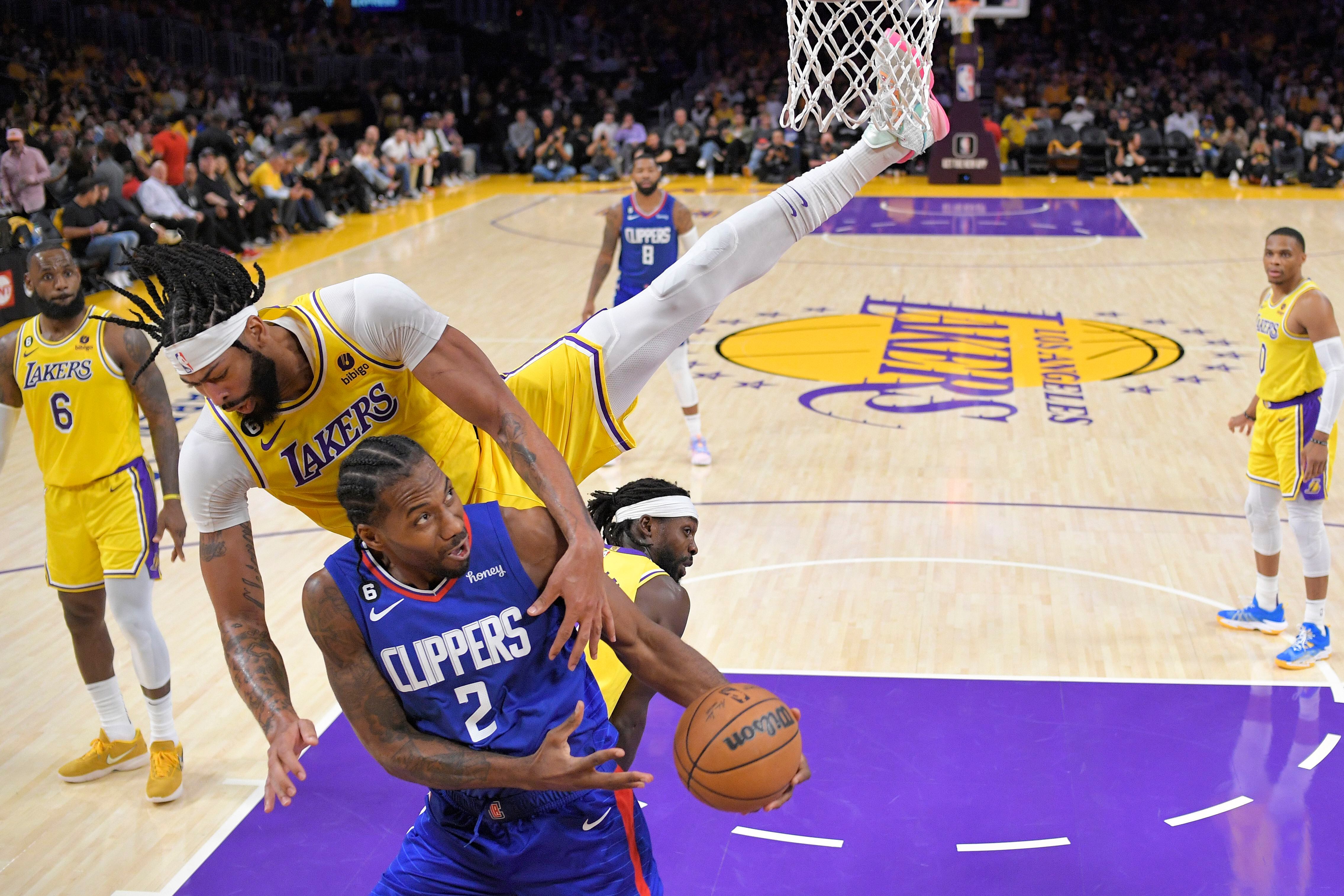 Kawhi Leonard out at least 2 games with stiffness in surgically repaired  knee