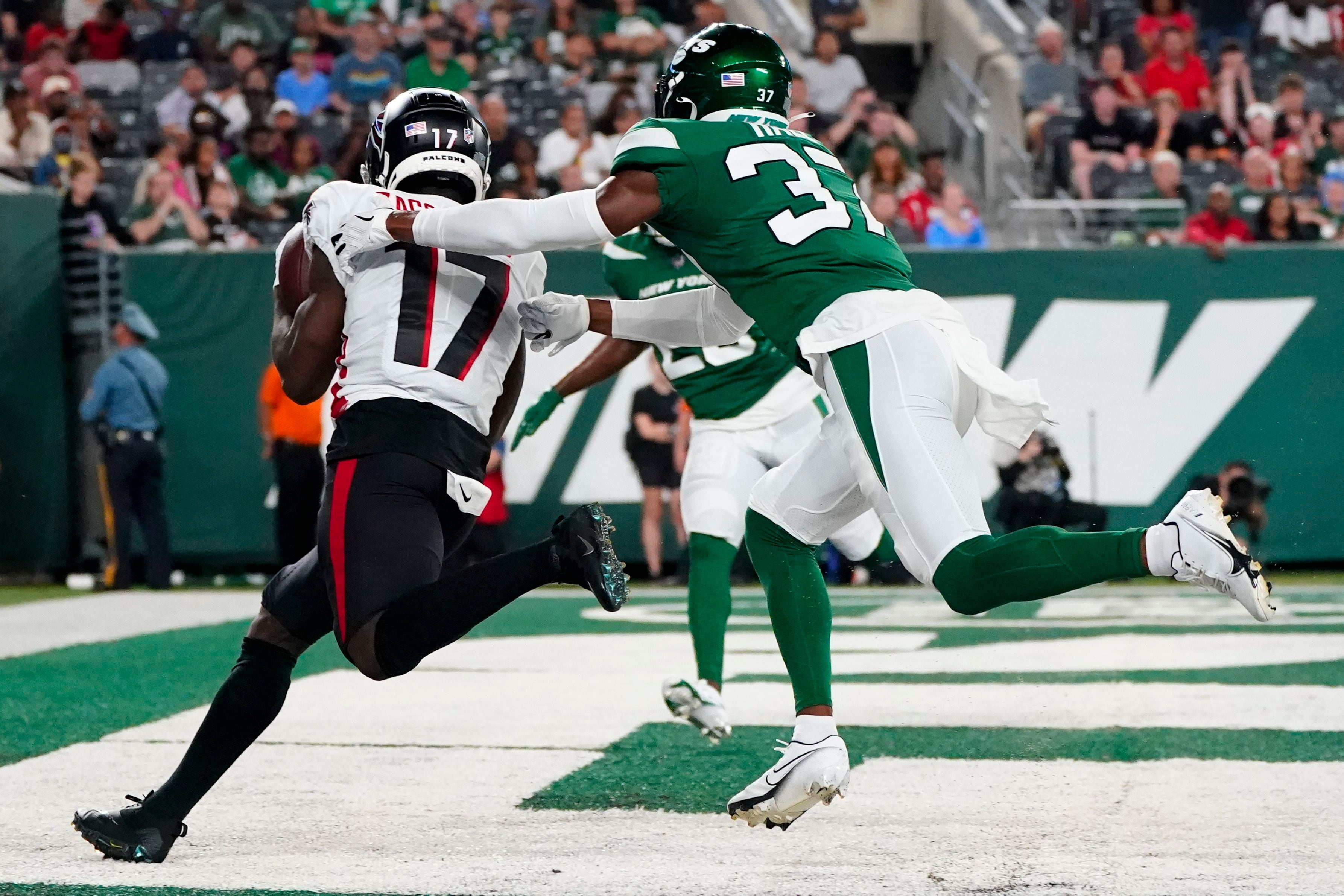 EAST RUTHERFORD, NJ - AUGUST 22: Atlanta Falcons quarterback Desmond Ridder  (4) throws during the National Football League game between the New York  Jets and the Atlanta Falcons on August 22, 2022