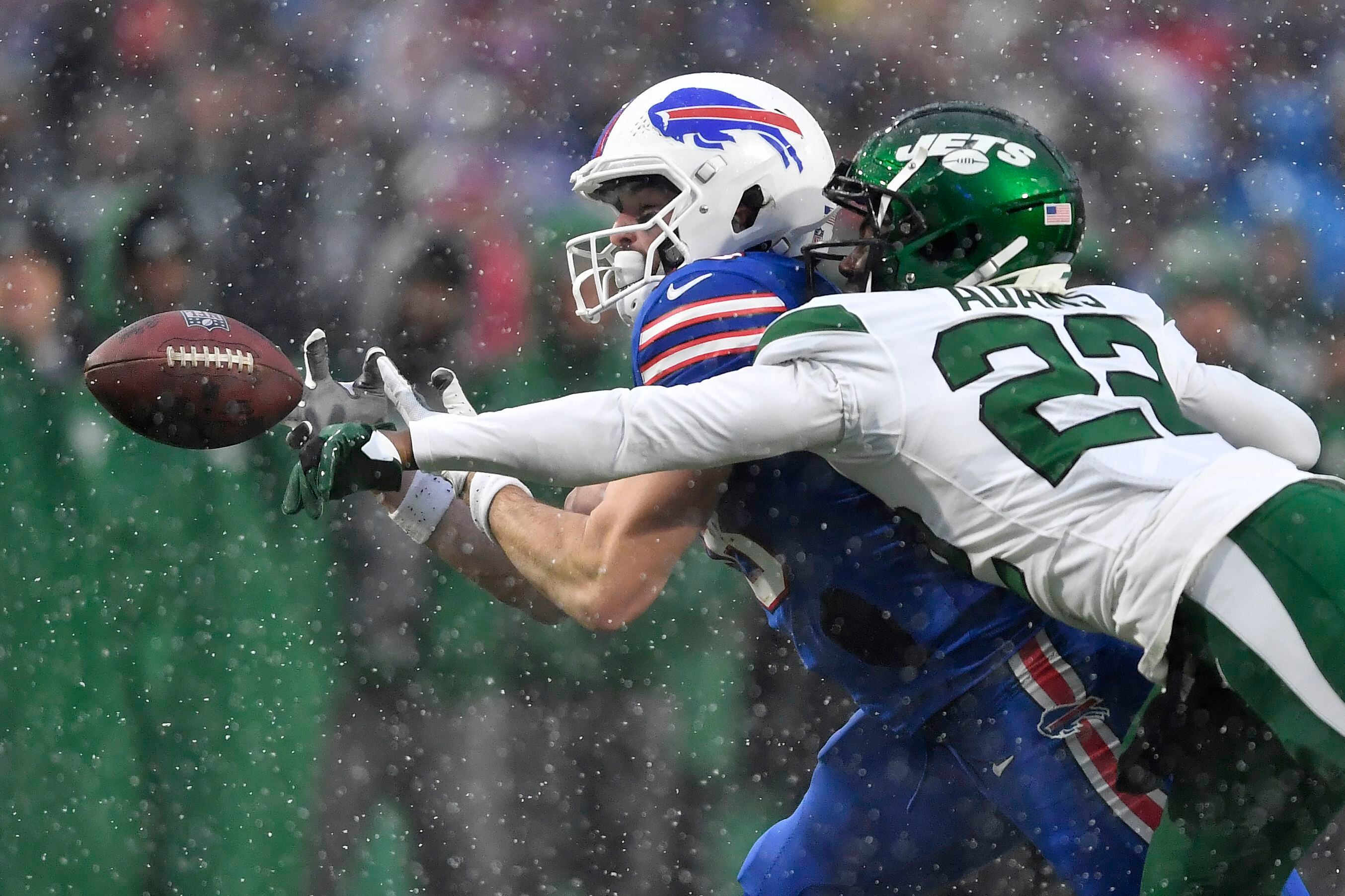 AFC-leading Bills overcome elements, beat White, Jets 20-12