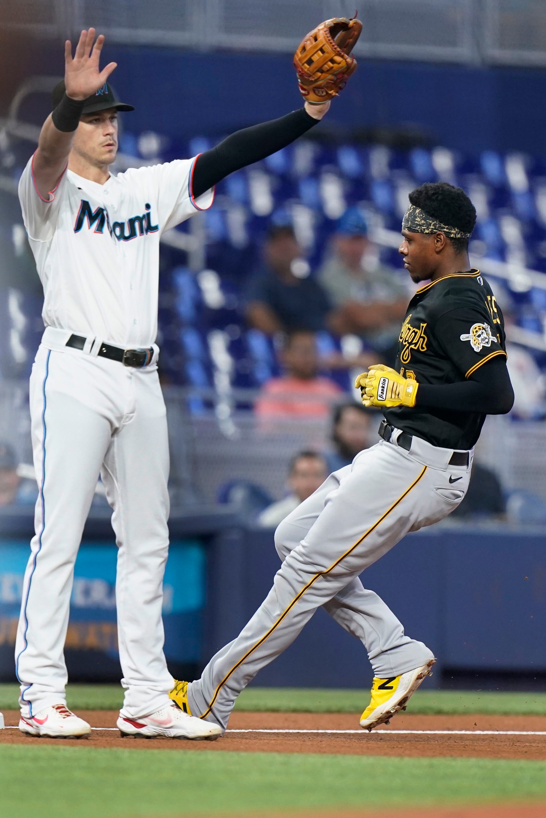 Pittsburgh Pirates' Yoshi Tsutsugo, left, tips his helmet as he