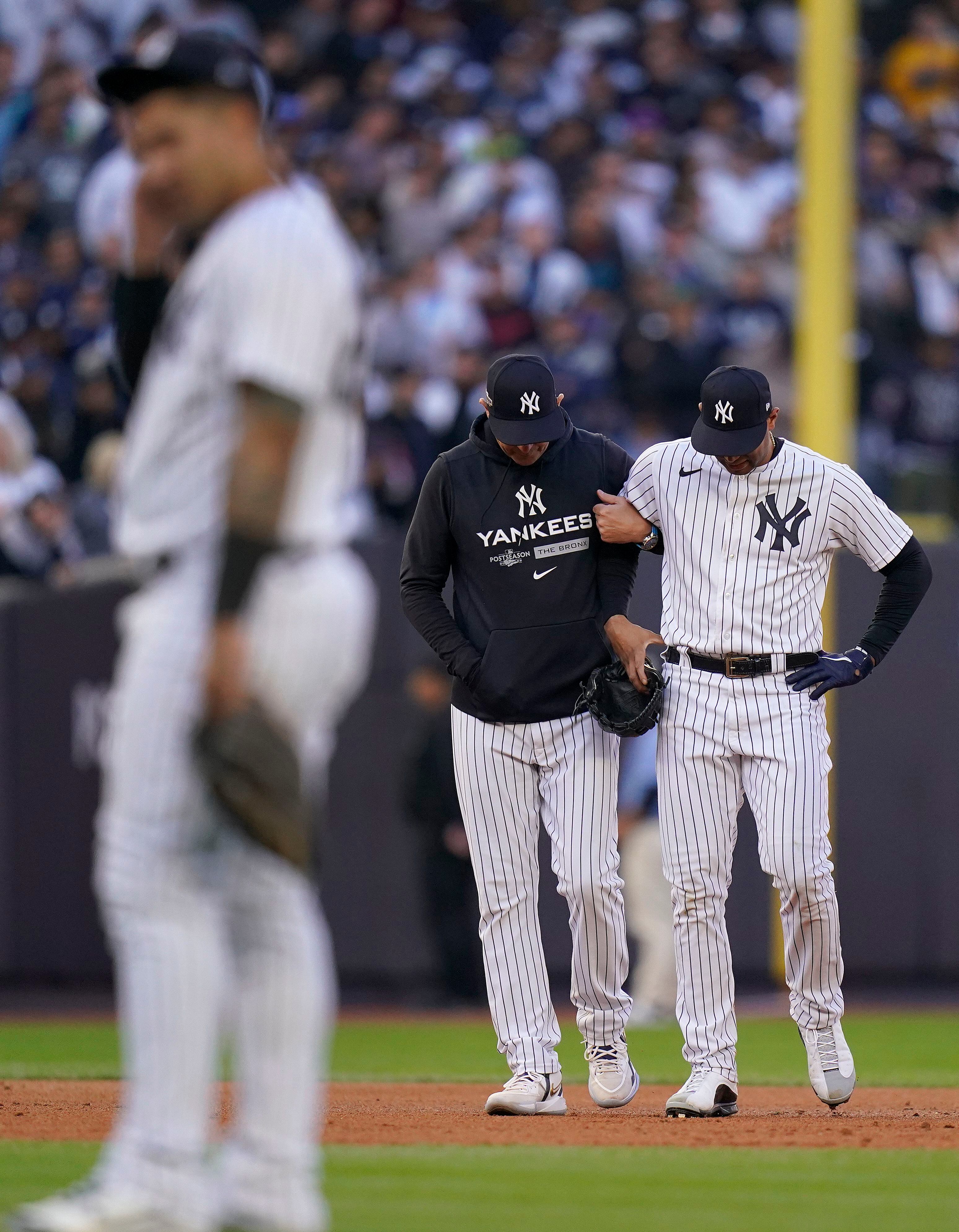 Yankees LF Hicks Hurts Knee in Collision, Exits ALDS Finale