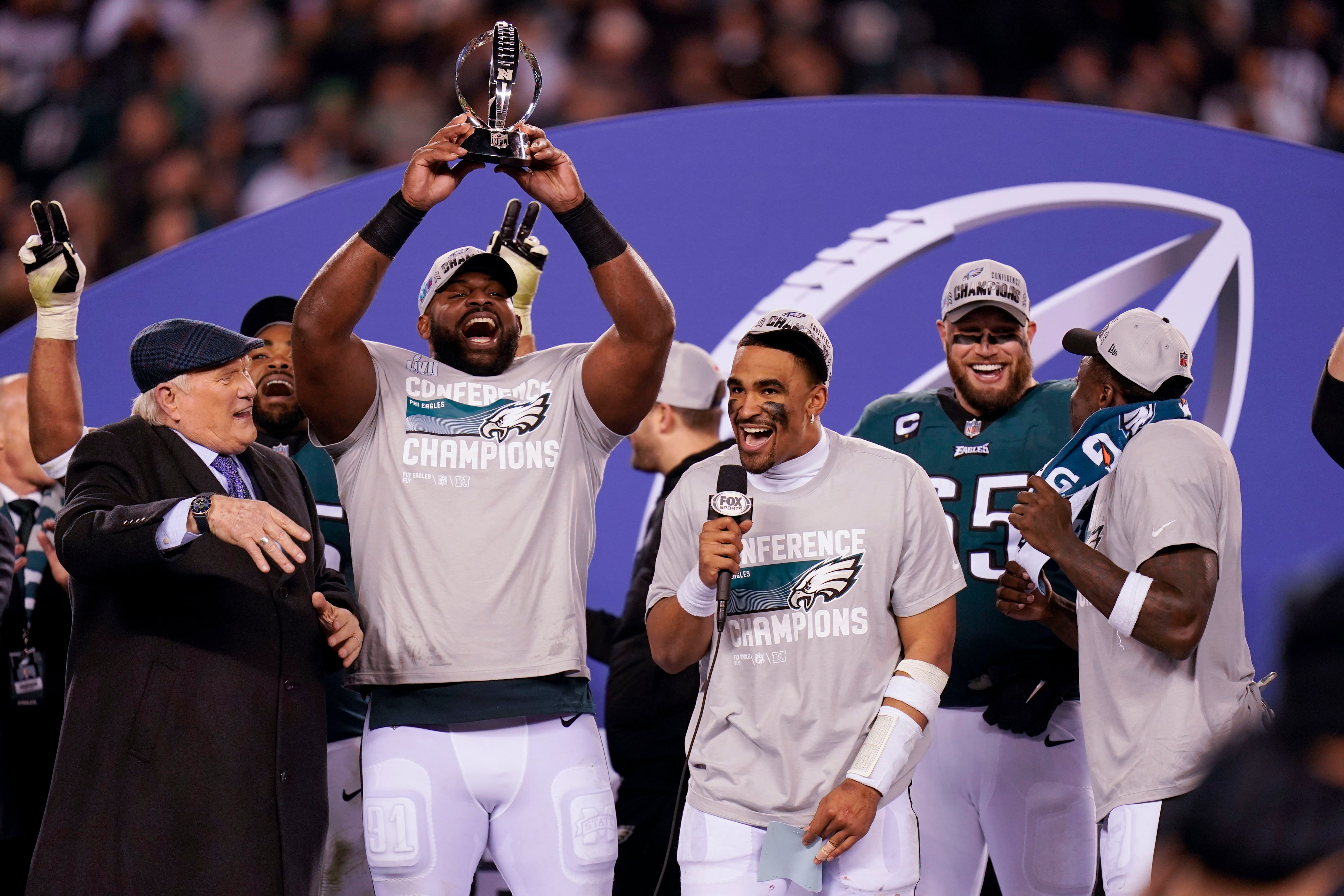 Doug Pederson gets Super LII victory Gatorade bath! 