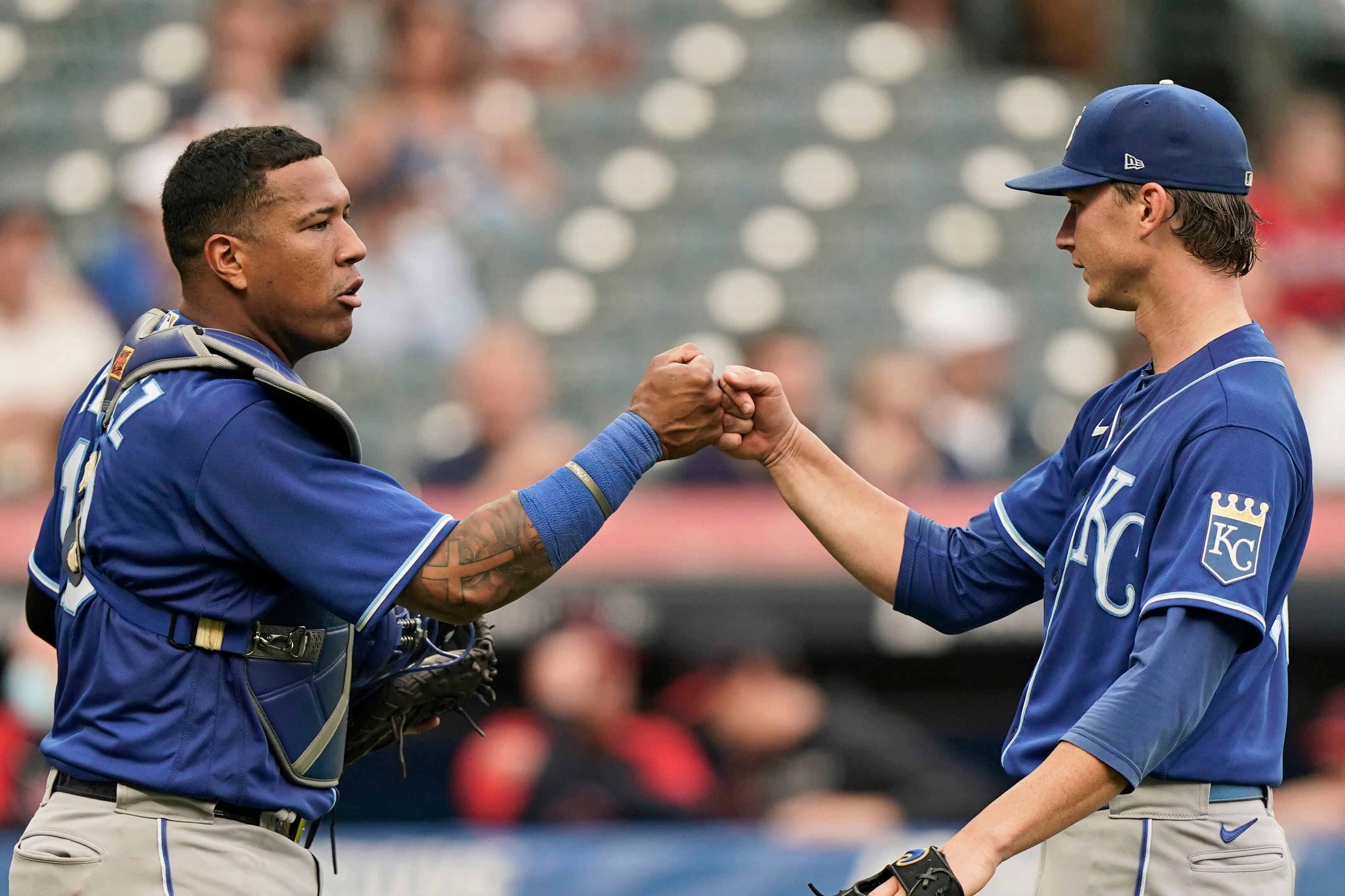 Perez breaks Bench's home run record; Royals sweep Indians