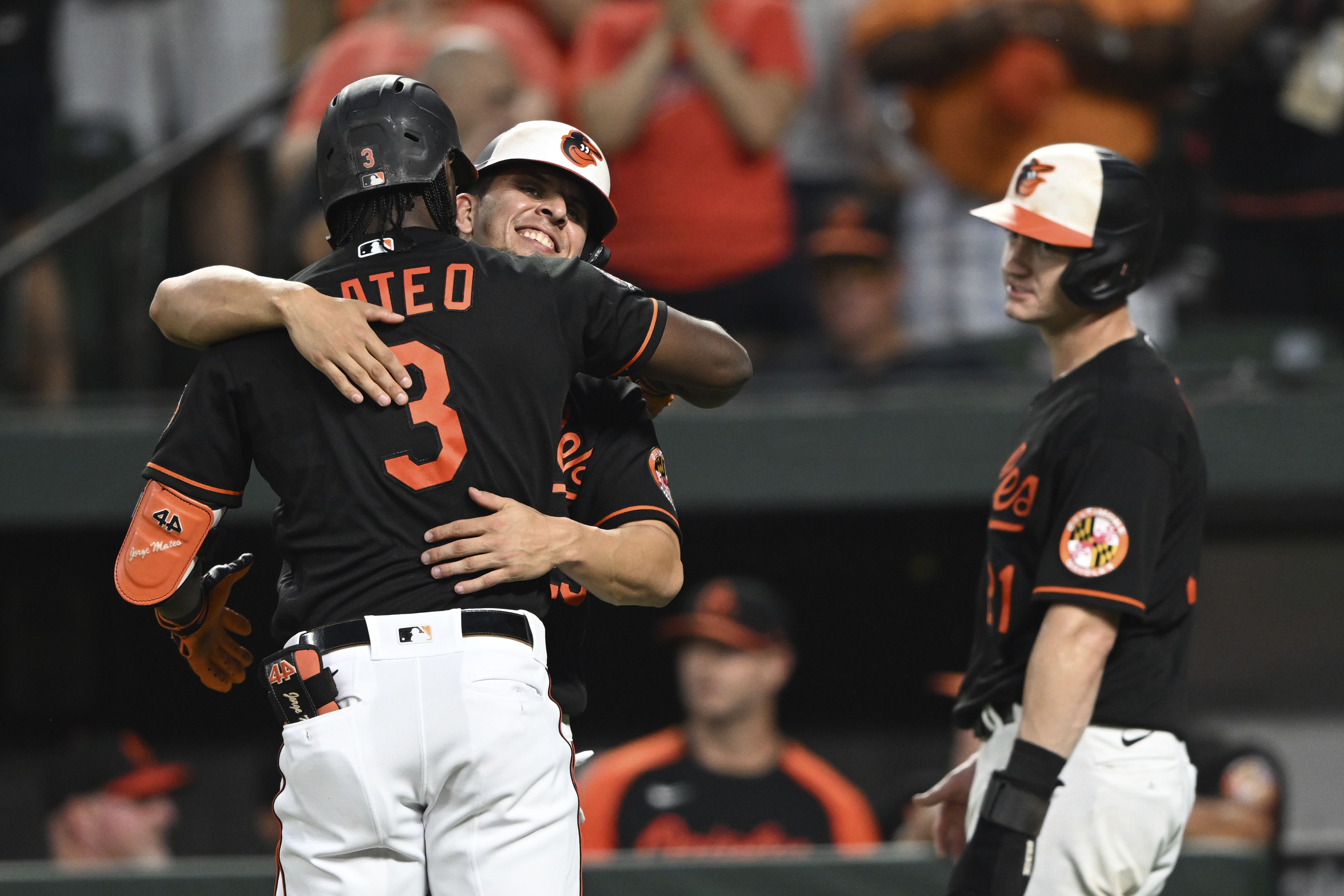 Orioles hit 5 homers, outslug Red Sox in wild 15-10 win