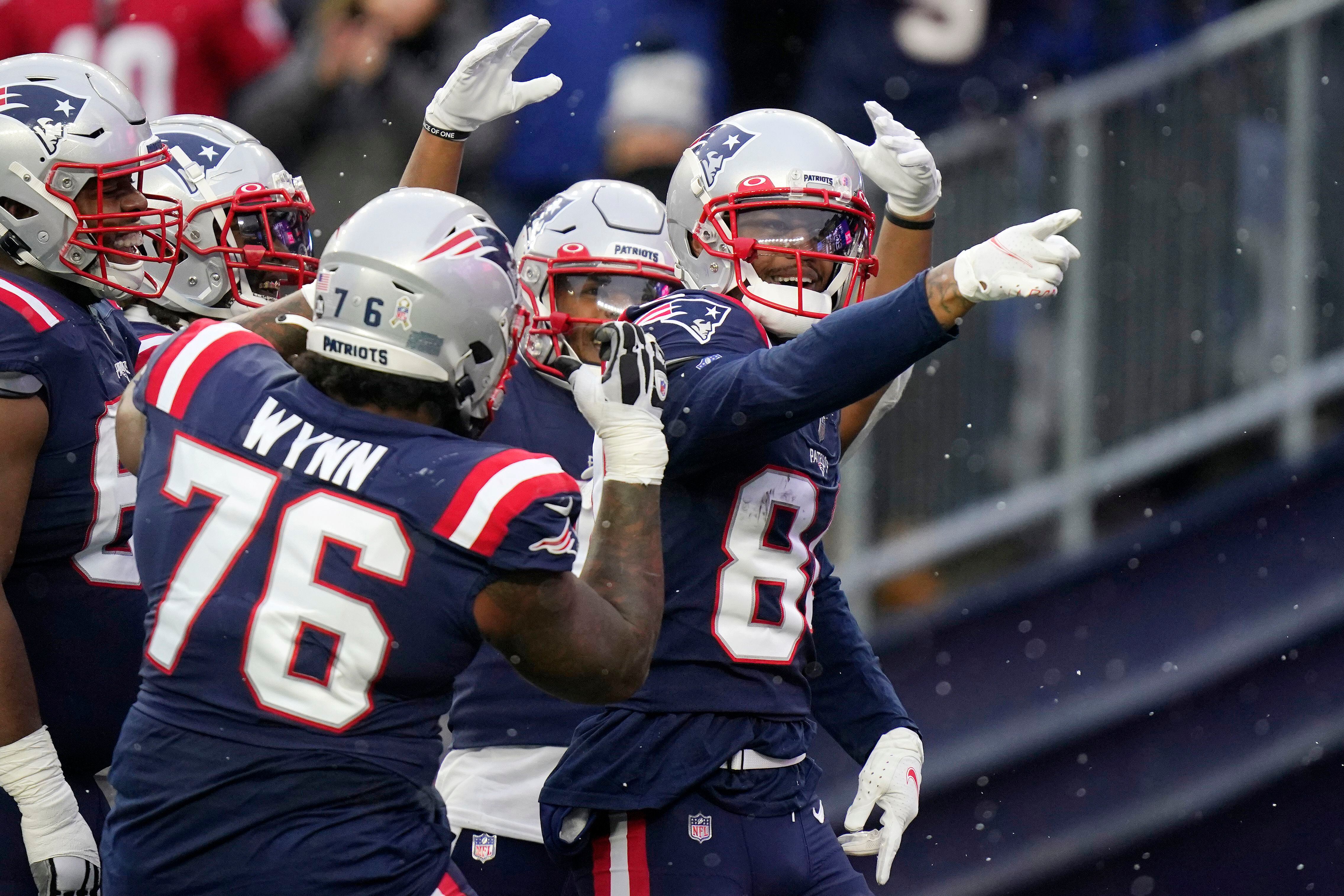 Jones throws 2 TD passes, Patriots roll past Titans 36-13 - The