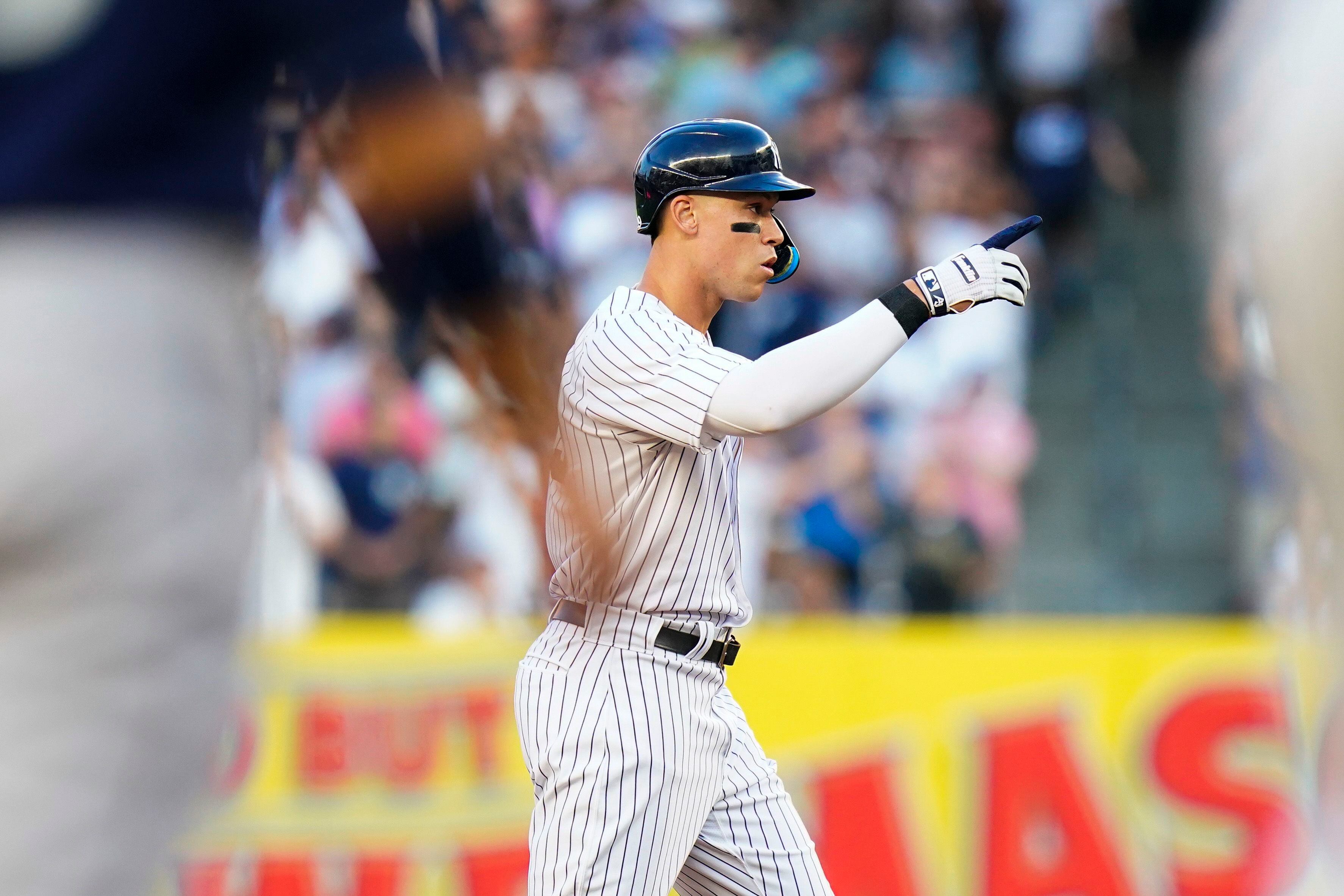 Aaron Judge blasts 43rd home run, Yankees first team to 70 wins in