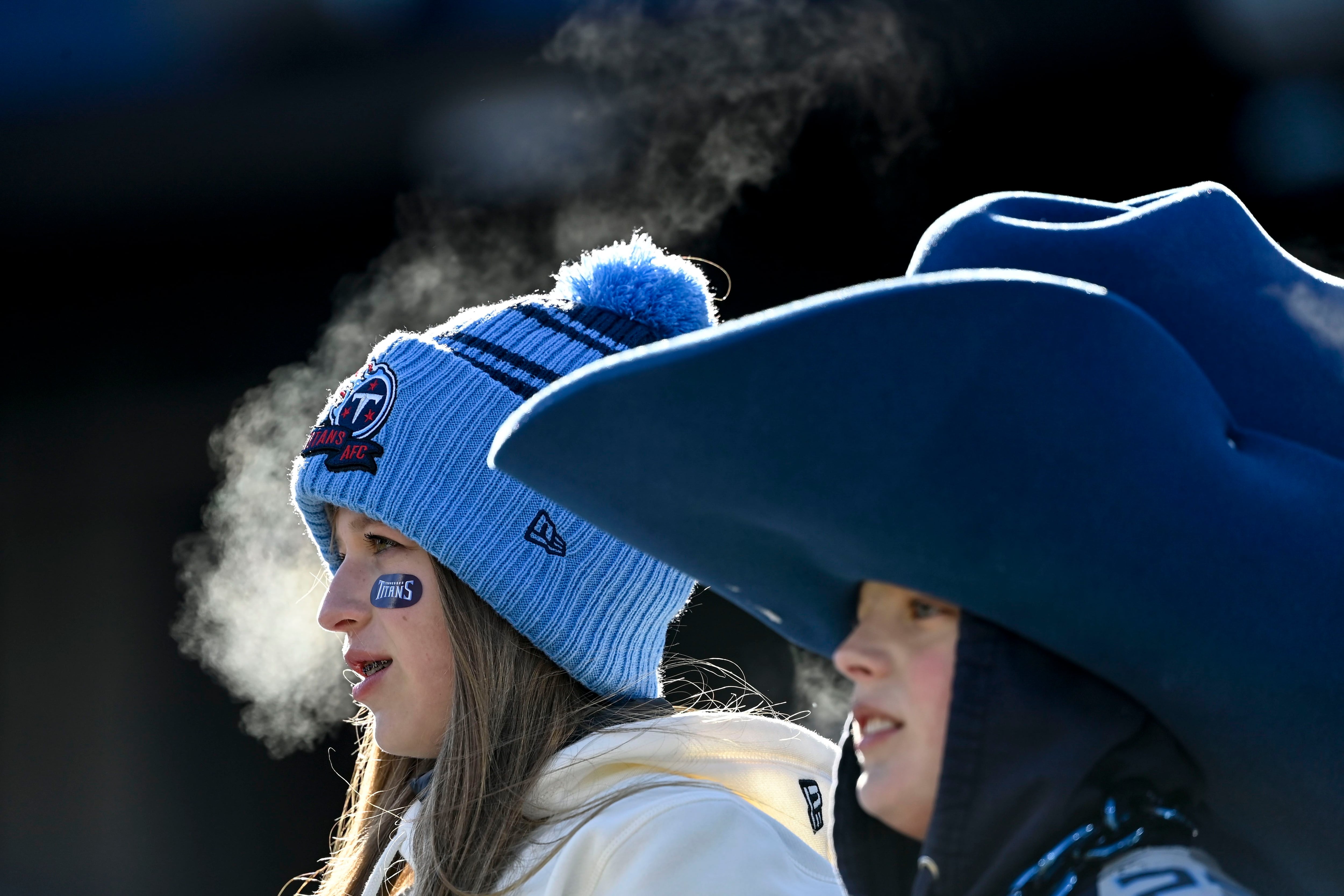 Texans finally close out game in 19-14 win over Titans