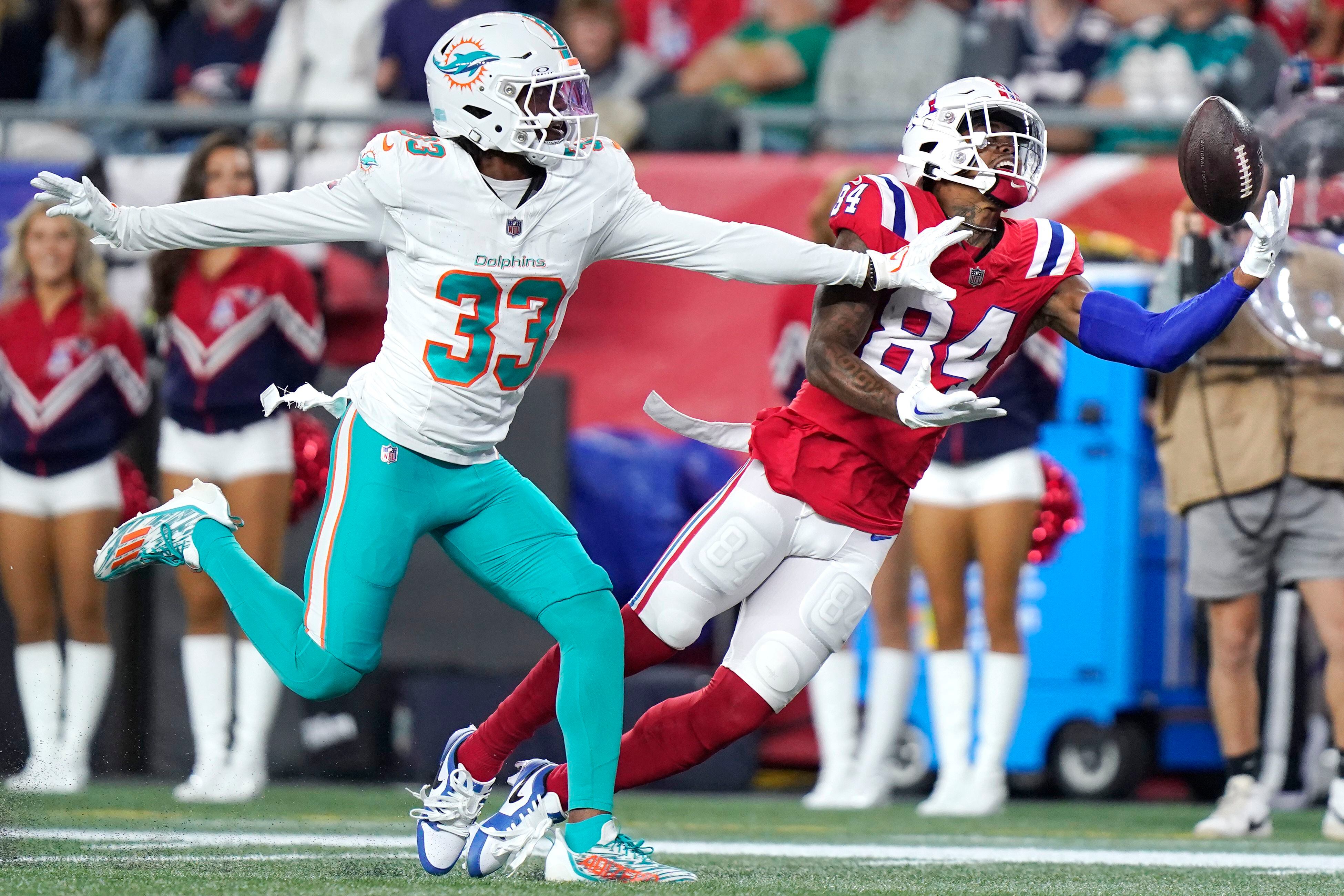 Mostert's 2 TDs help Dolphins hold on to defeat Patriots 24-17