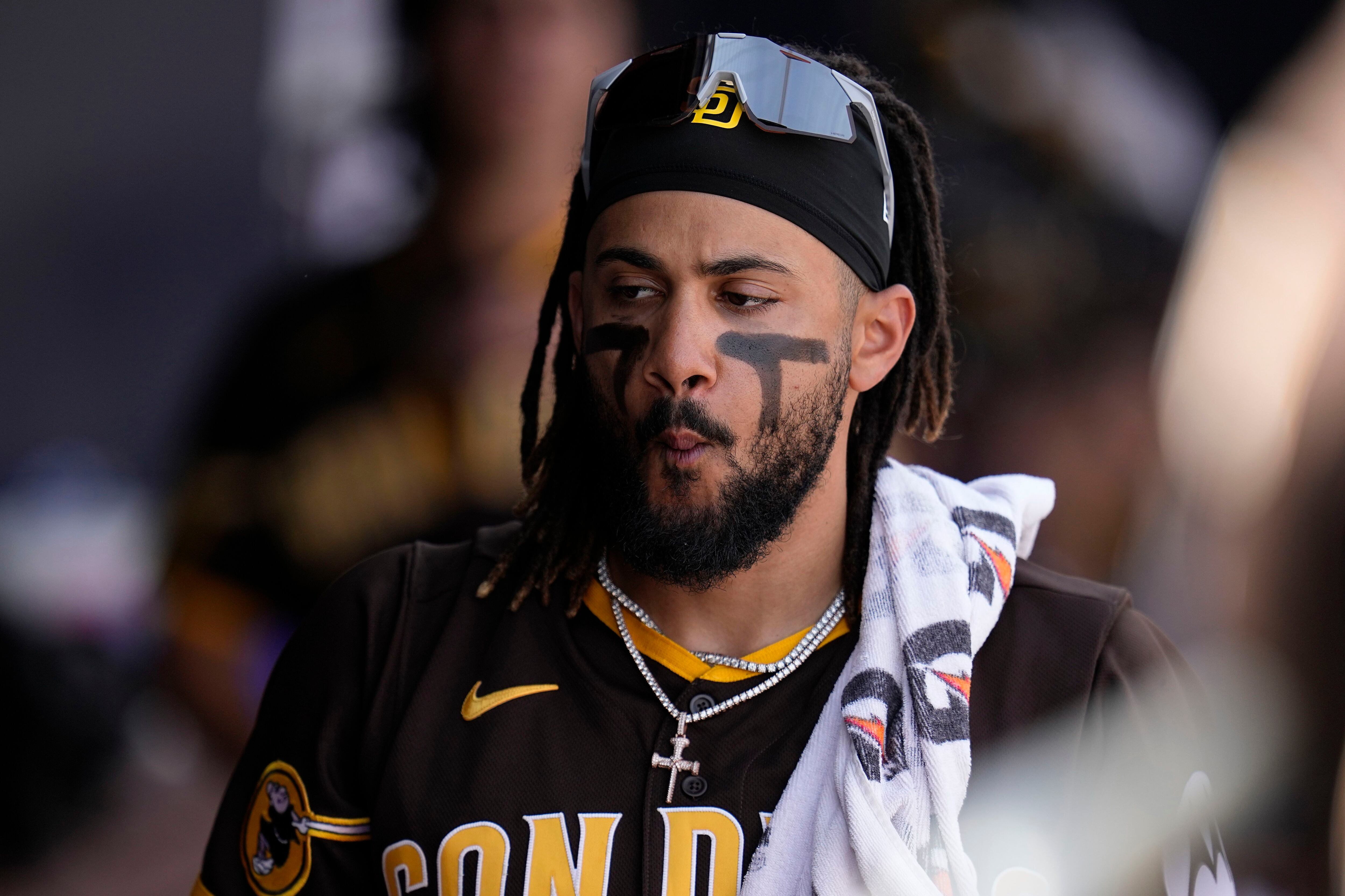 Padres' Fernando Tatis Jr., Manny Machado shown in heated dugout exchange