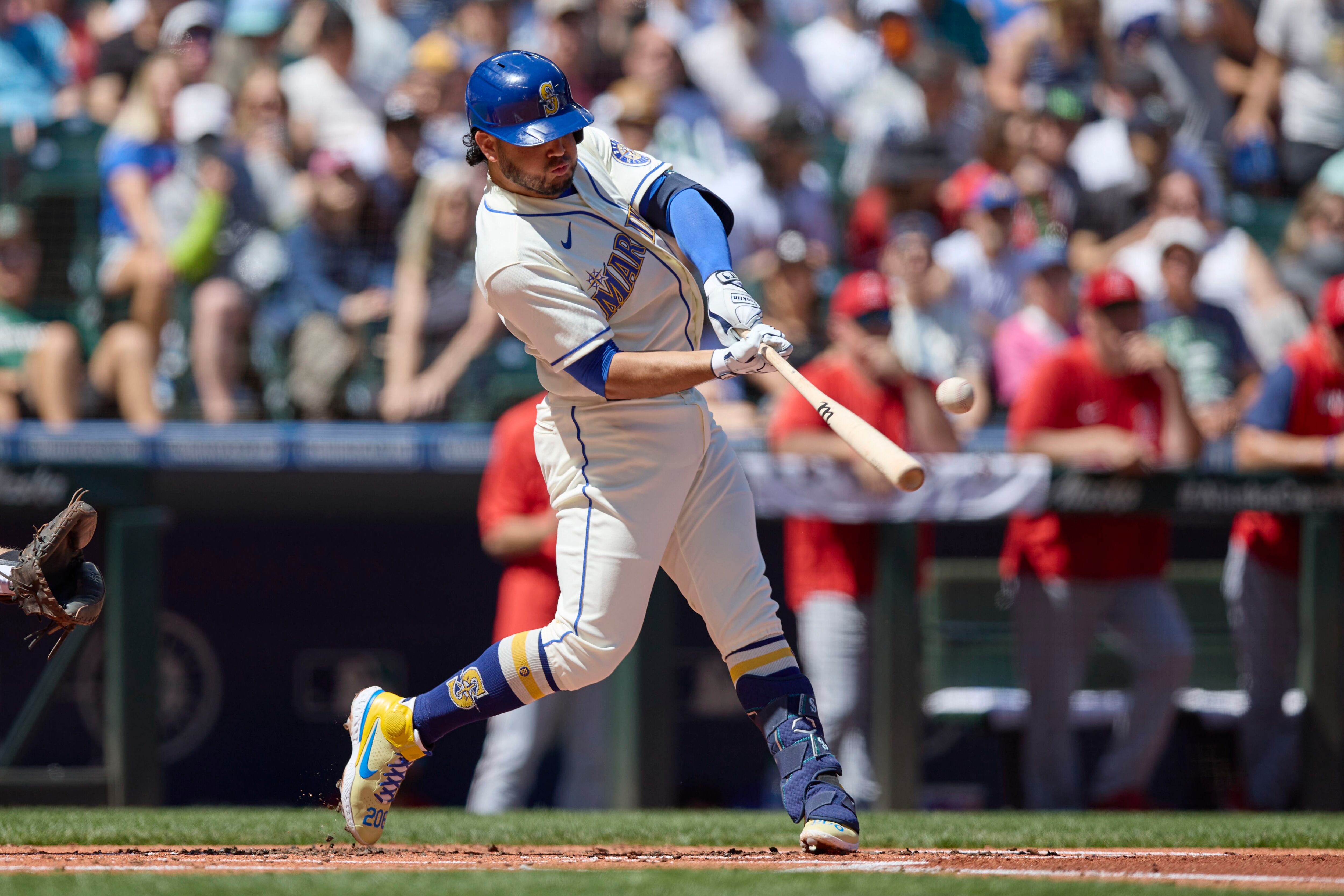 Jesse Winker flashes glove, hits first MLB homer to lead Reds past