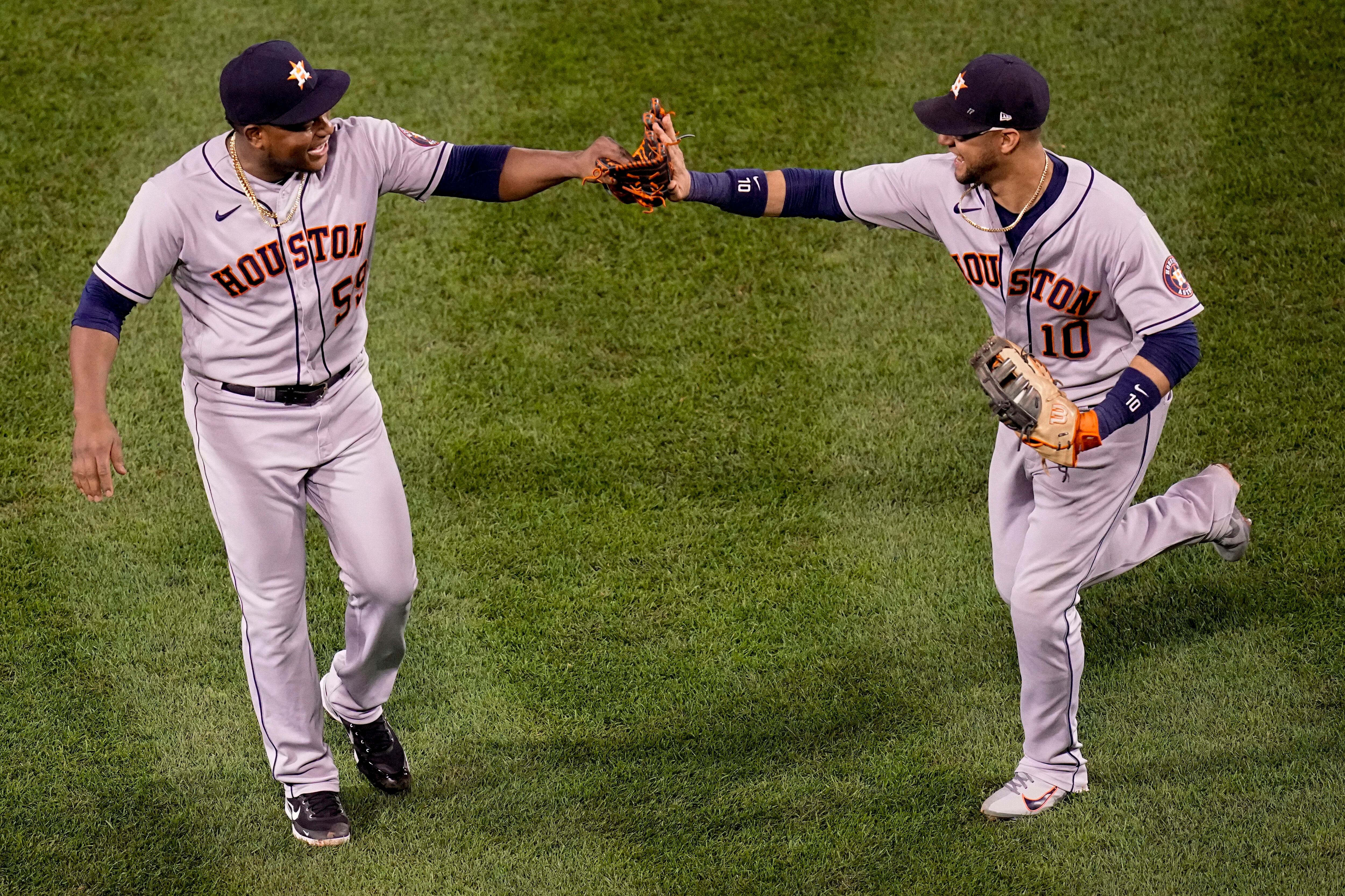 Carlos Correa played with Yuli Gurriel's hair in the dugout after