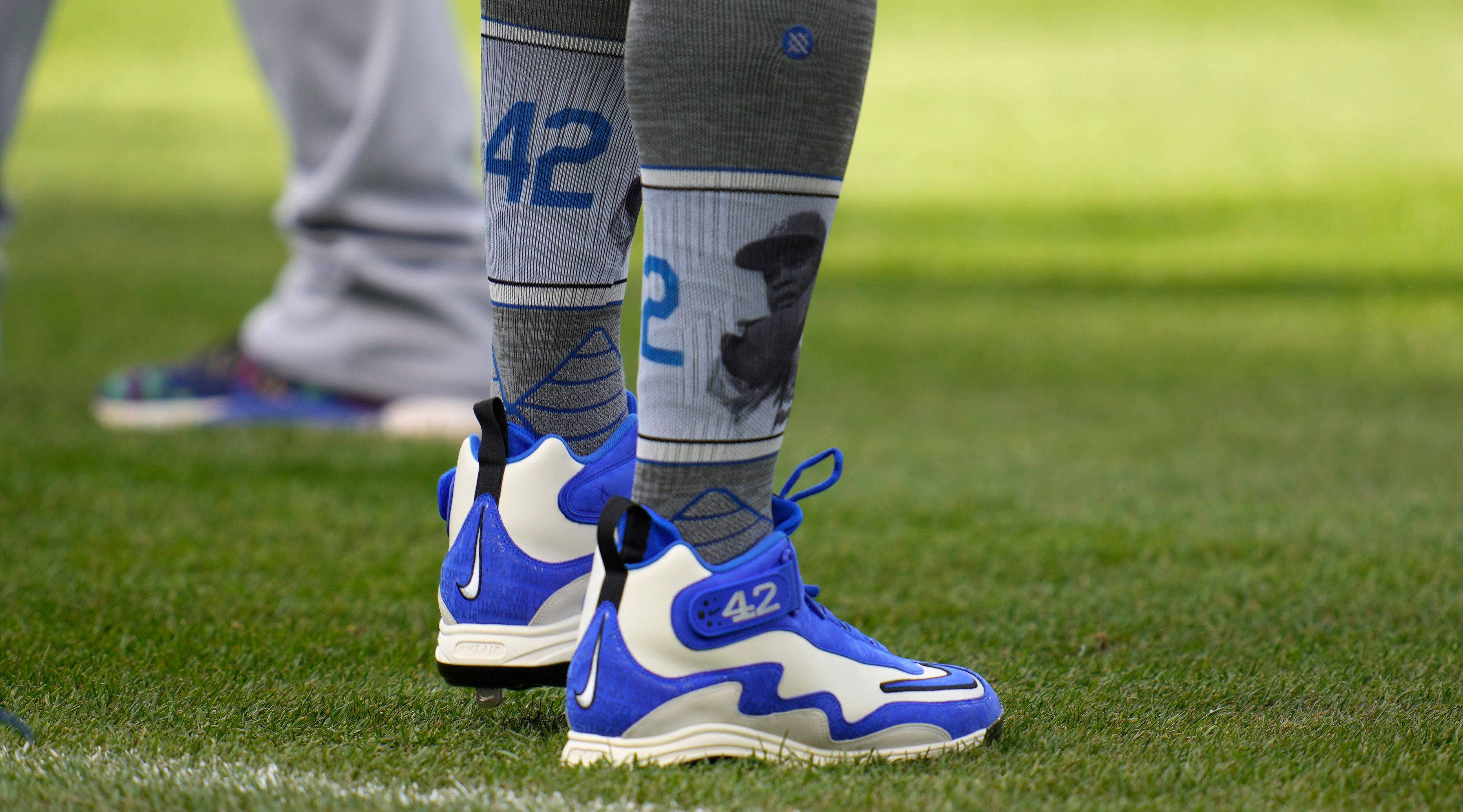 Cubs, White Sox honor 75th anniversary of Jackie Robinson's debut