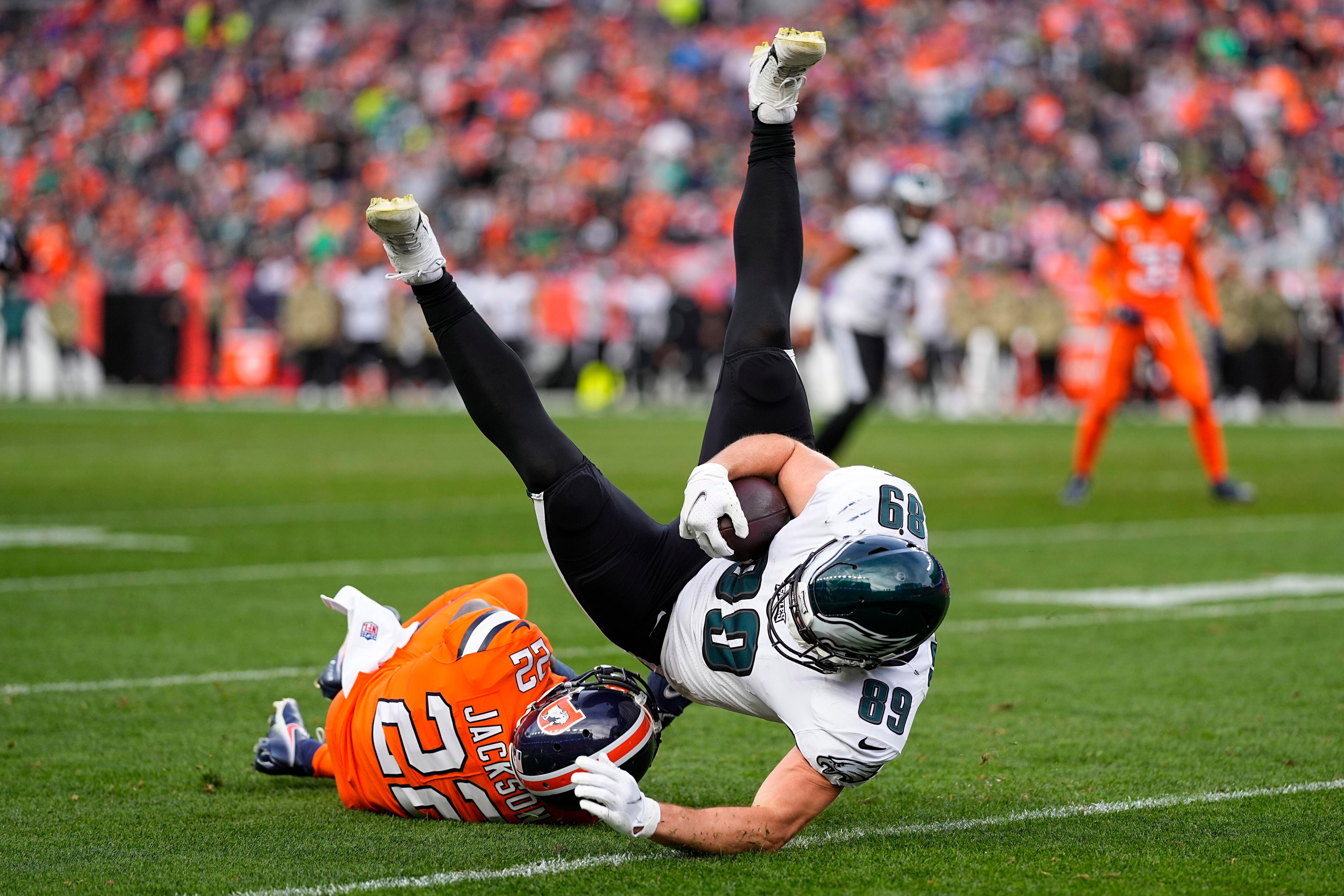 DeVonta Smith makes a leaping TD grab over Broncos CB Patrick Surtain