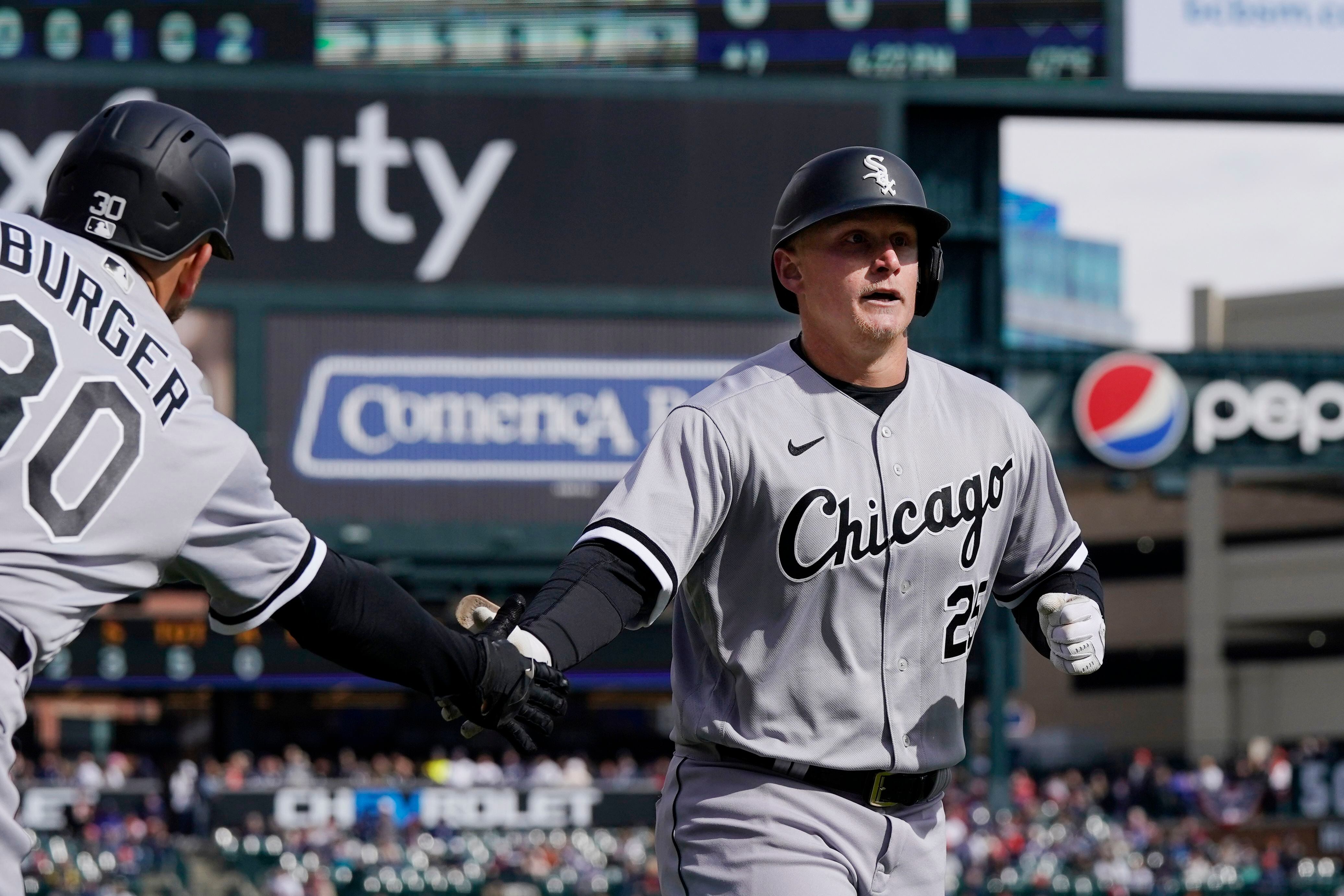 White Sox' Eloy Jimenez not in lineup a day after taking screamer off knee  in dugout - Chicago Sun-Times