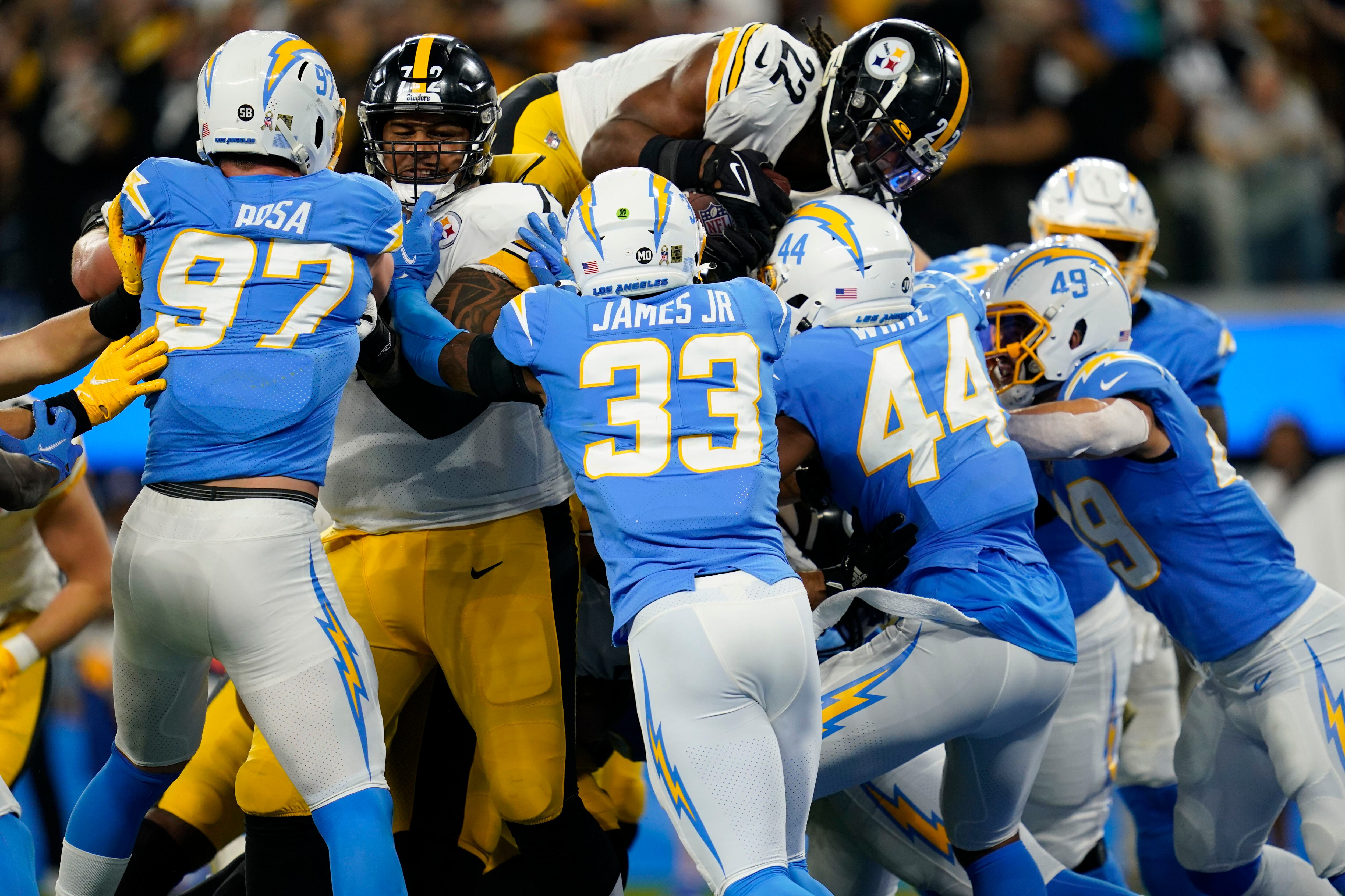 Chargers beat the Steelers 41-37 in Sunday Night Football