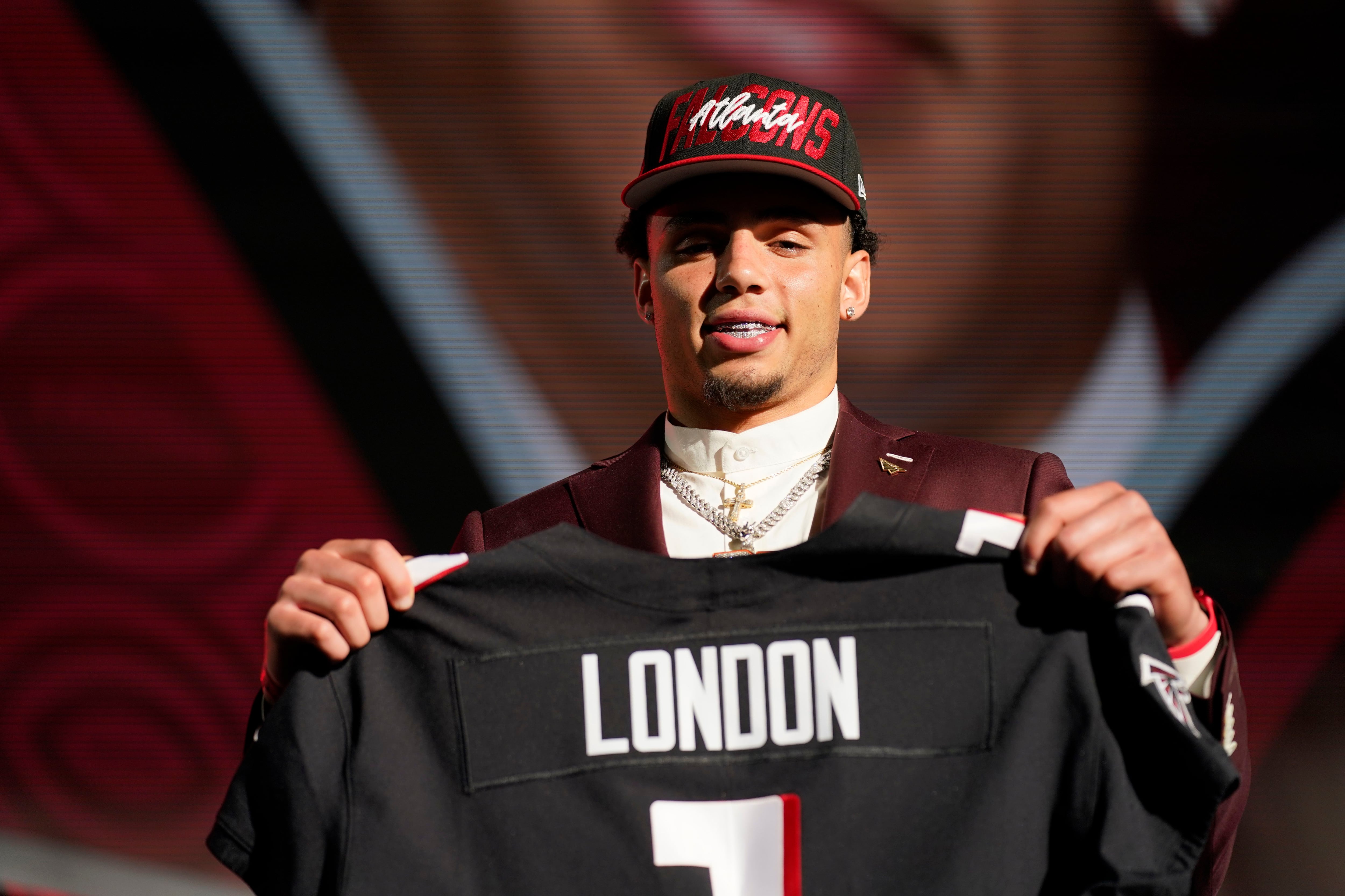 Oregon defensive end Kayvon Thibodeaux holds up a jersey for the New York  Giants with the 5th pick in the NFL football draft on Thursday, April, 28  2022 in Las Vegas. (AP