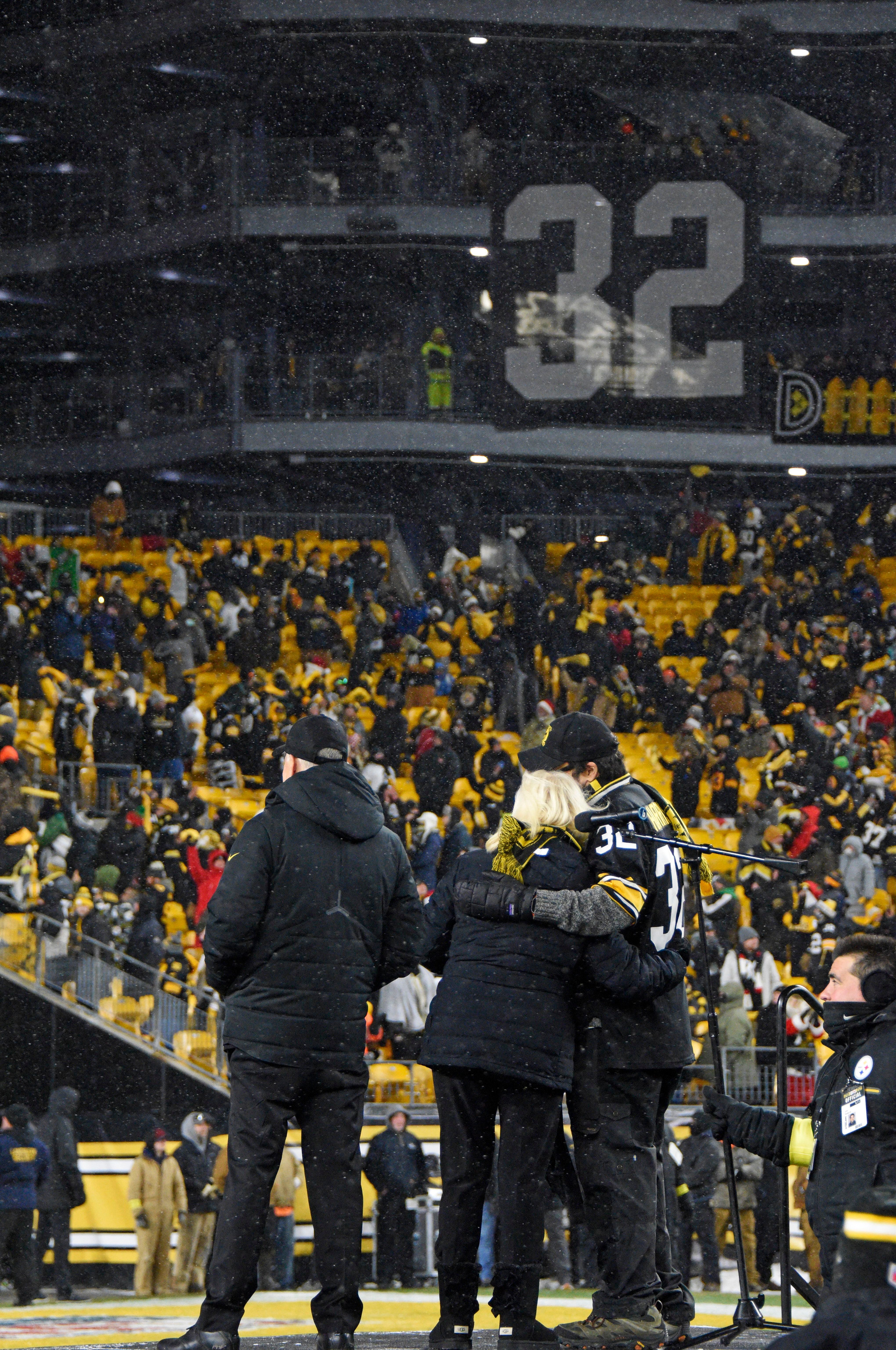 Franco Harris' widow on field in Pittsburgh as his No. 32 retired