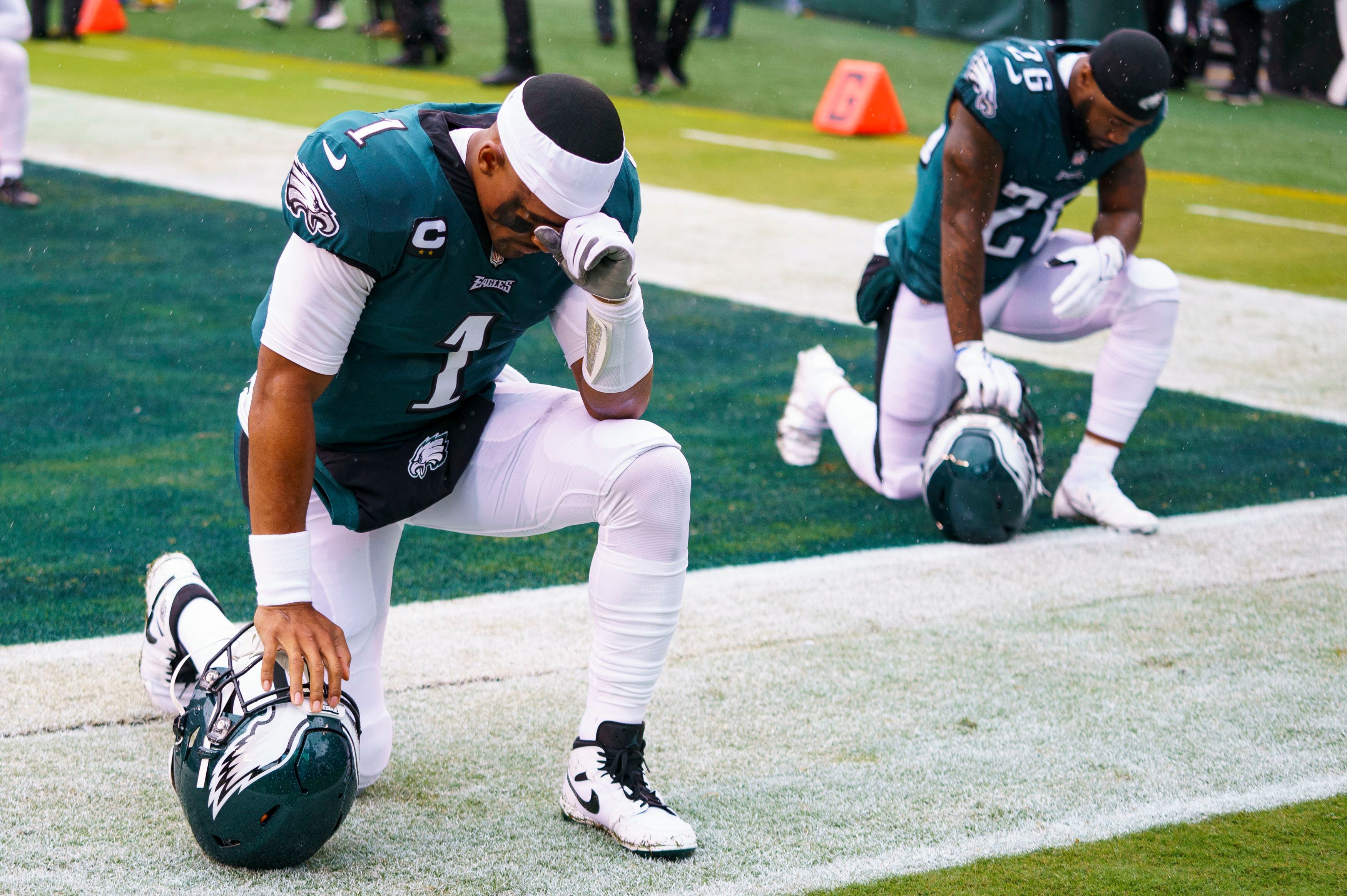 Prior to the Eagles first home game Carson Wentz leads a prayer