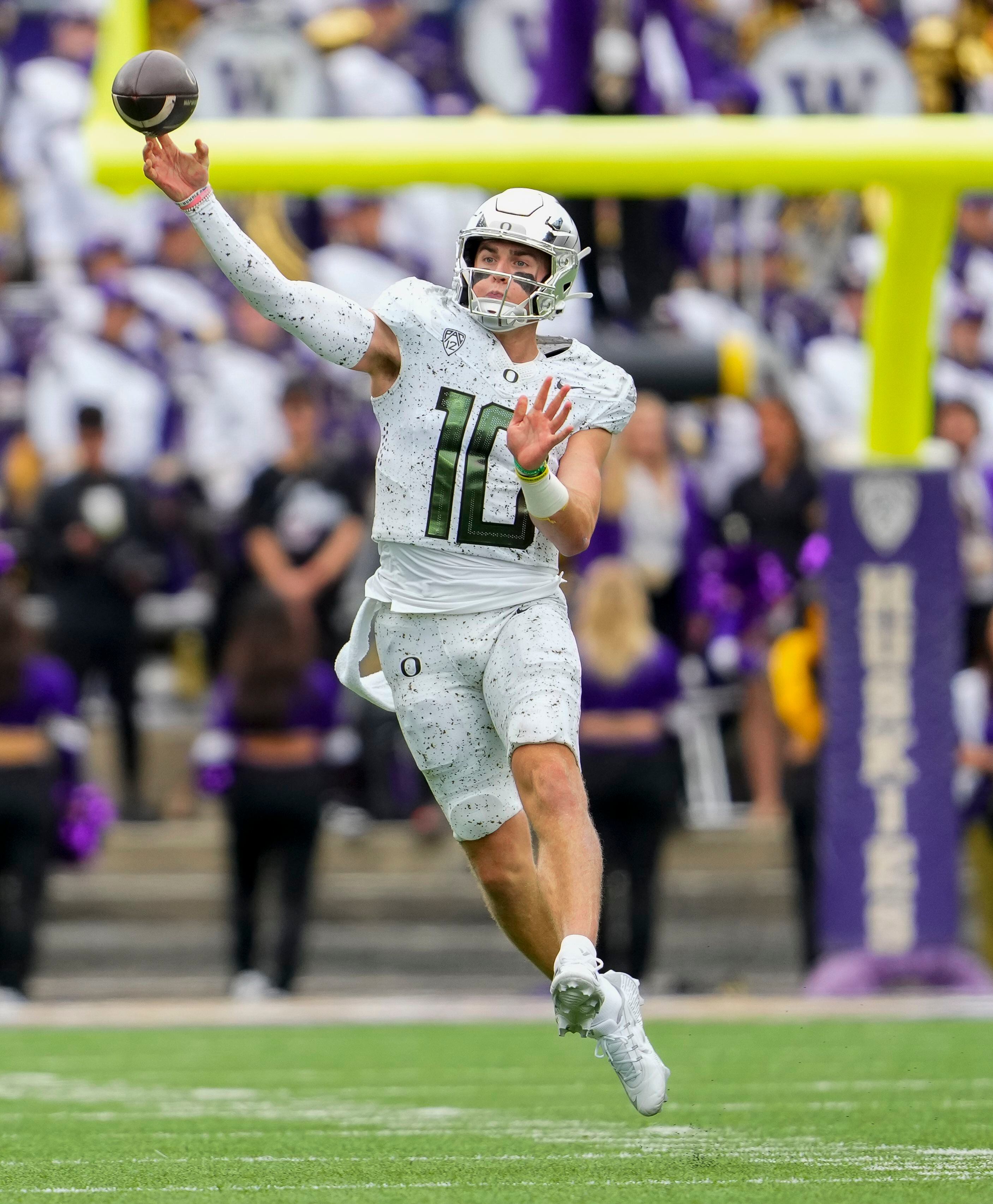 Oregon's Jordan James scores 10-yard rushing touchdown giving Ducks a 33-29  lead over Washington