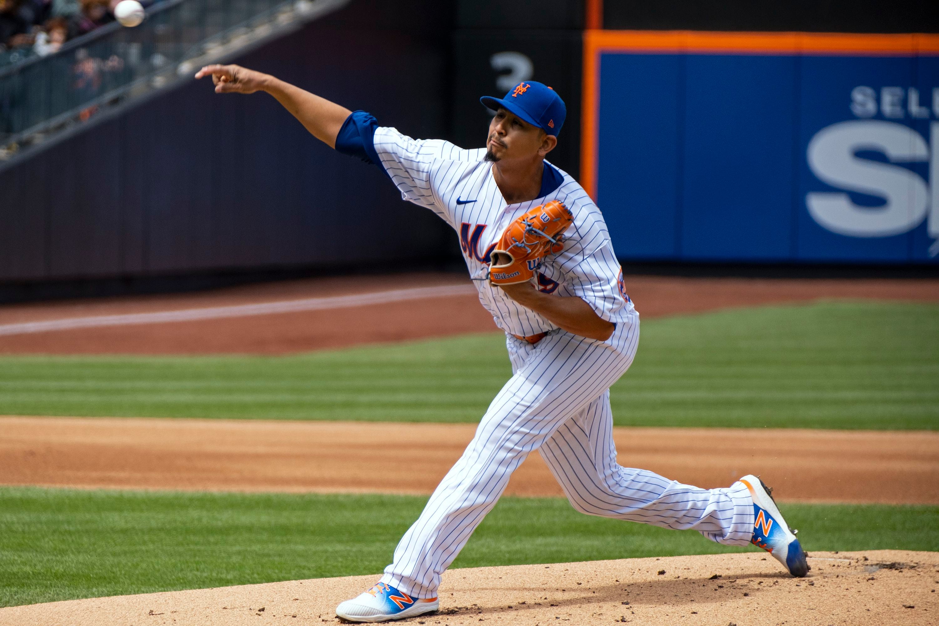 Giants' Mauricio Dubon plows into third-base coach, thrown out at home 