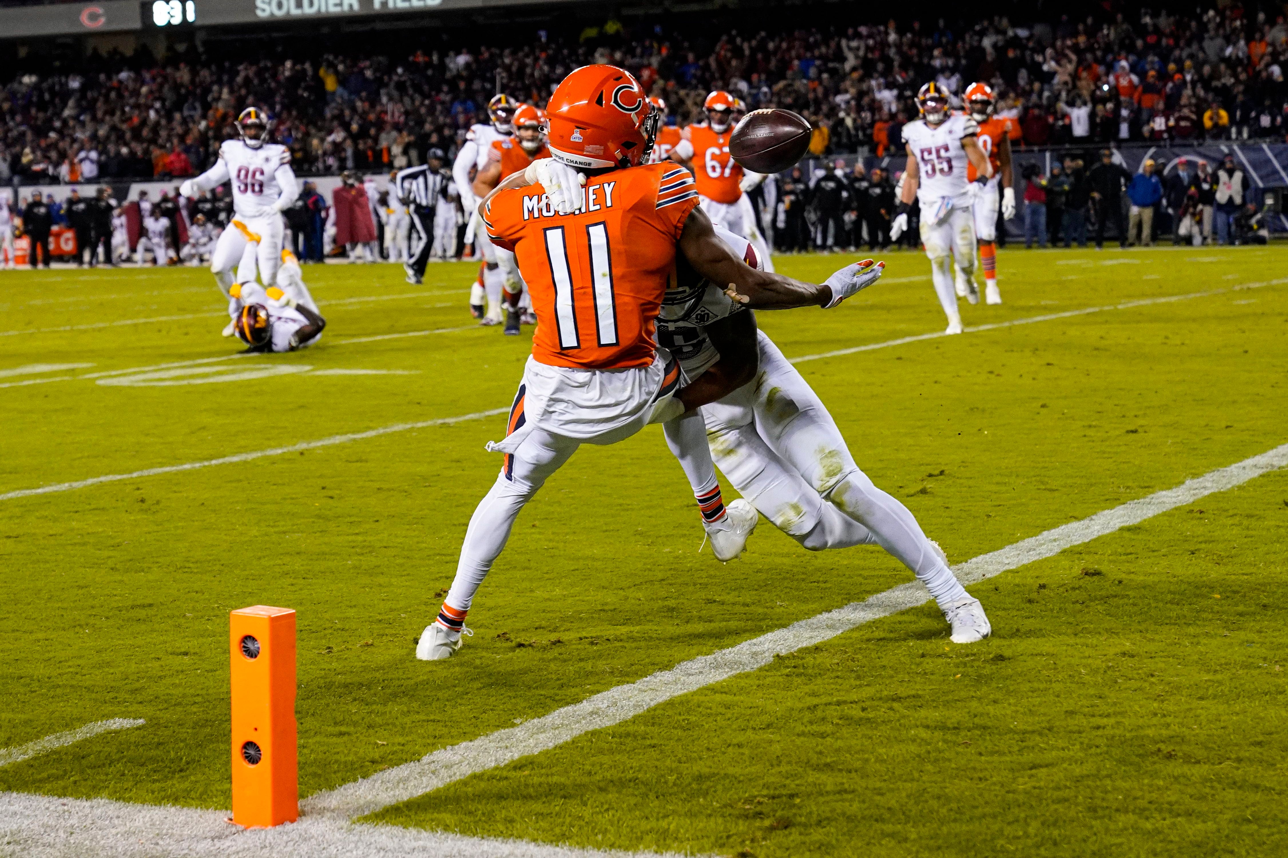 Muffed punt, Brian Robinson touchdown lift Commanders over Bears Thursday  night - The Boston Globe