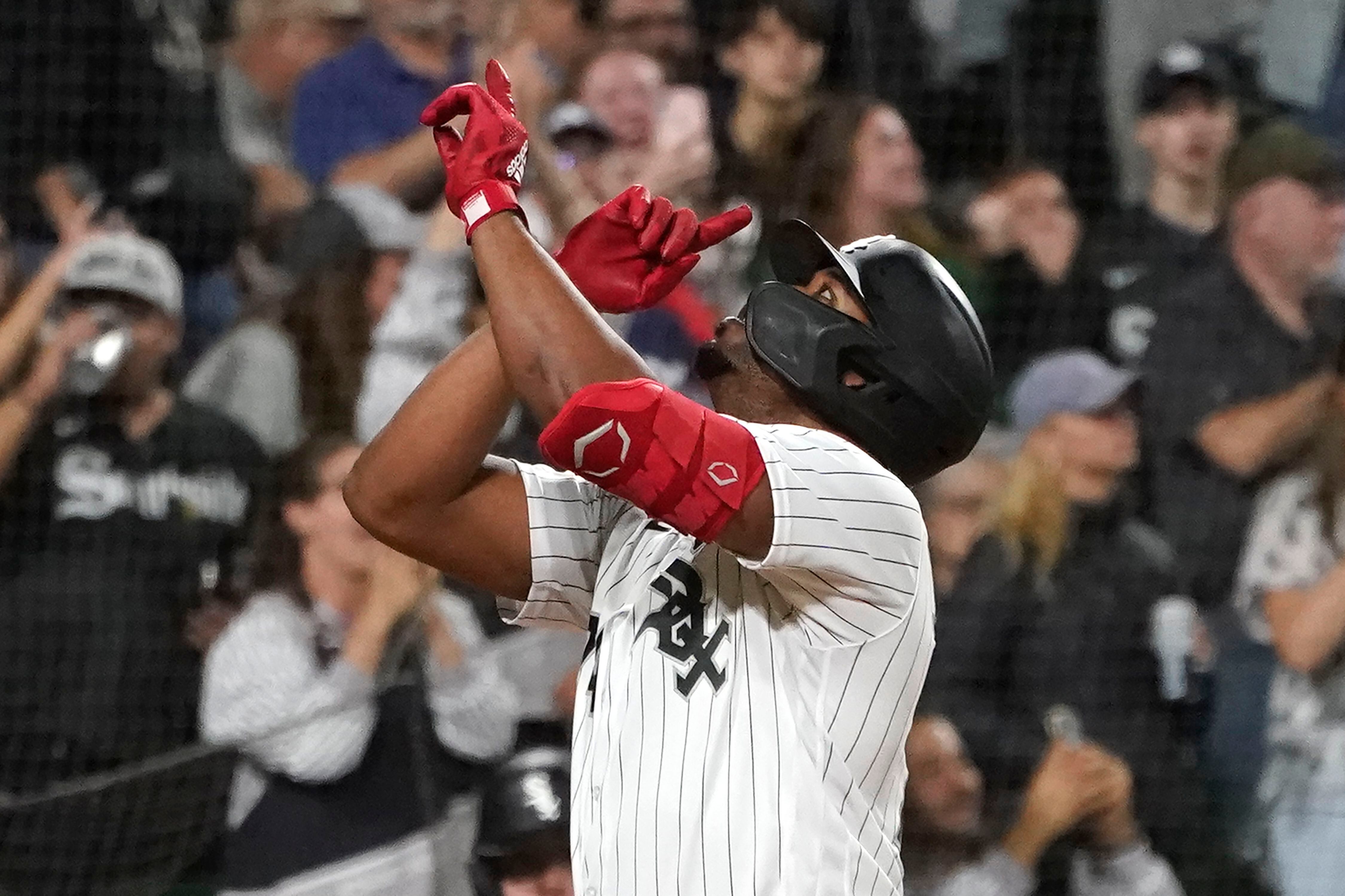 Báez eggs on White Sox fans after hitting homer, Tigers win