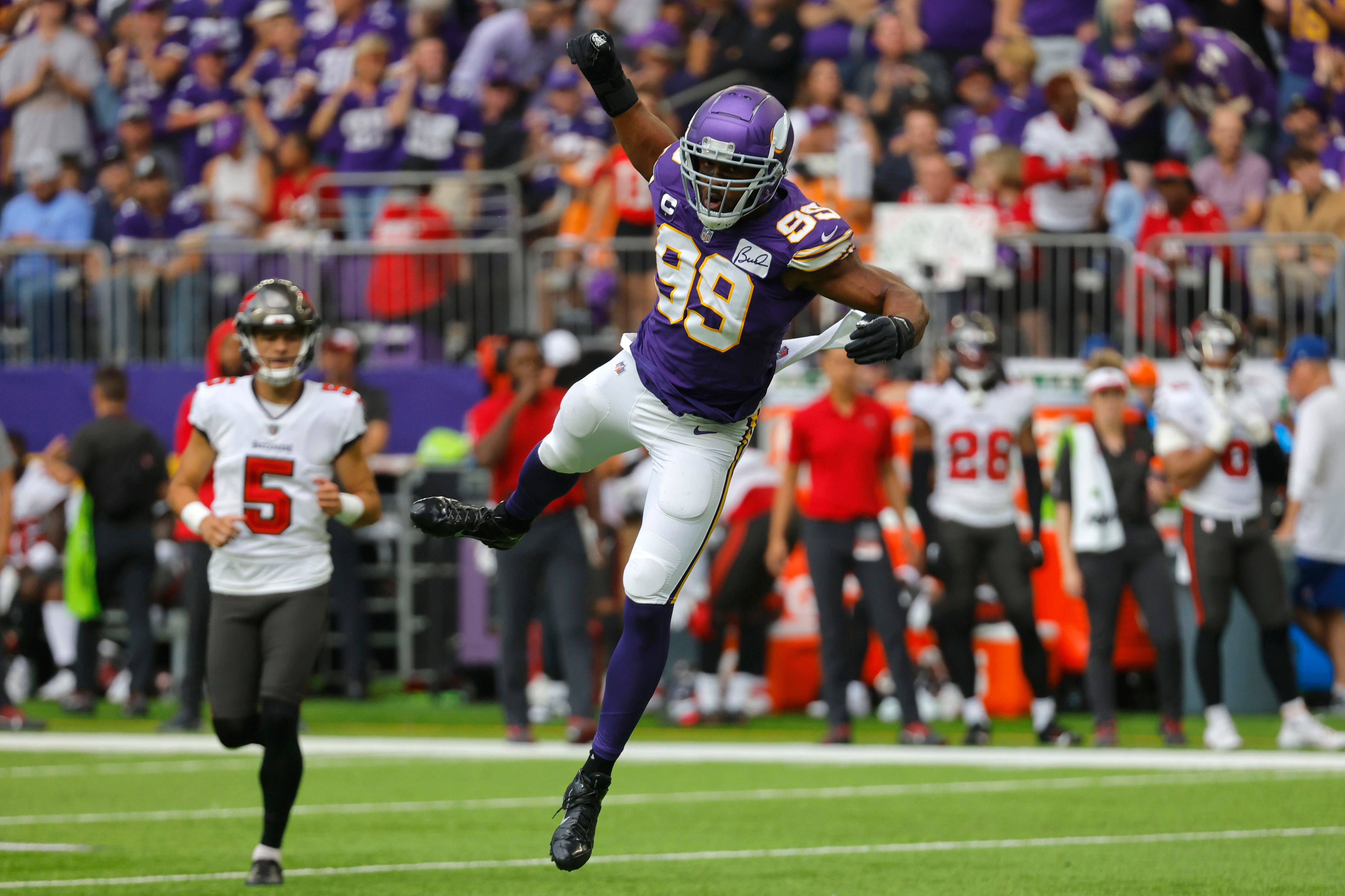 Bucs top Vikings 20-17 as Mayfield finishes strong in debut