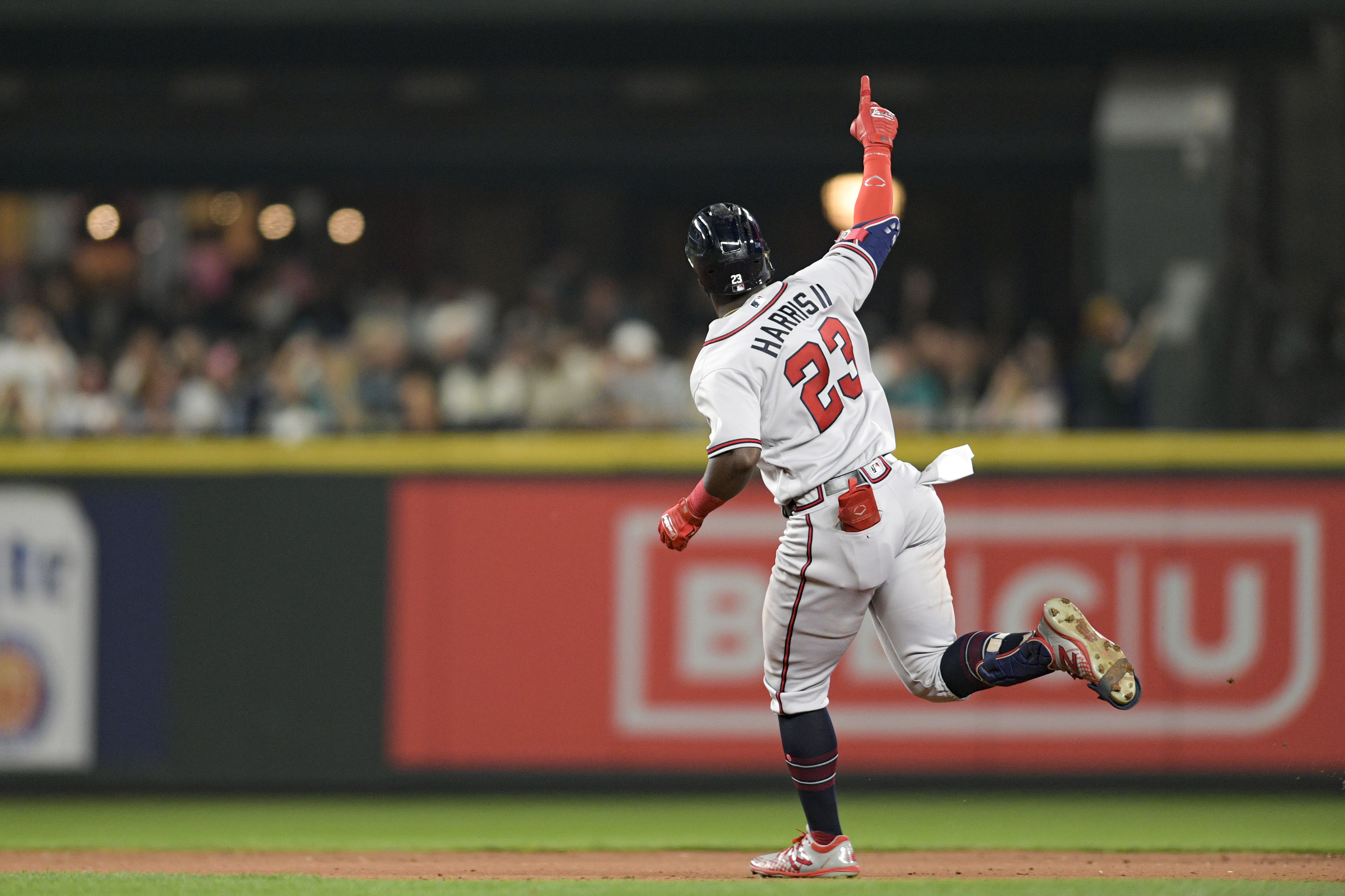 Braves beat Mariners, alone in 1st for first time all year