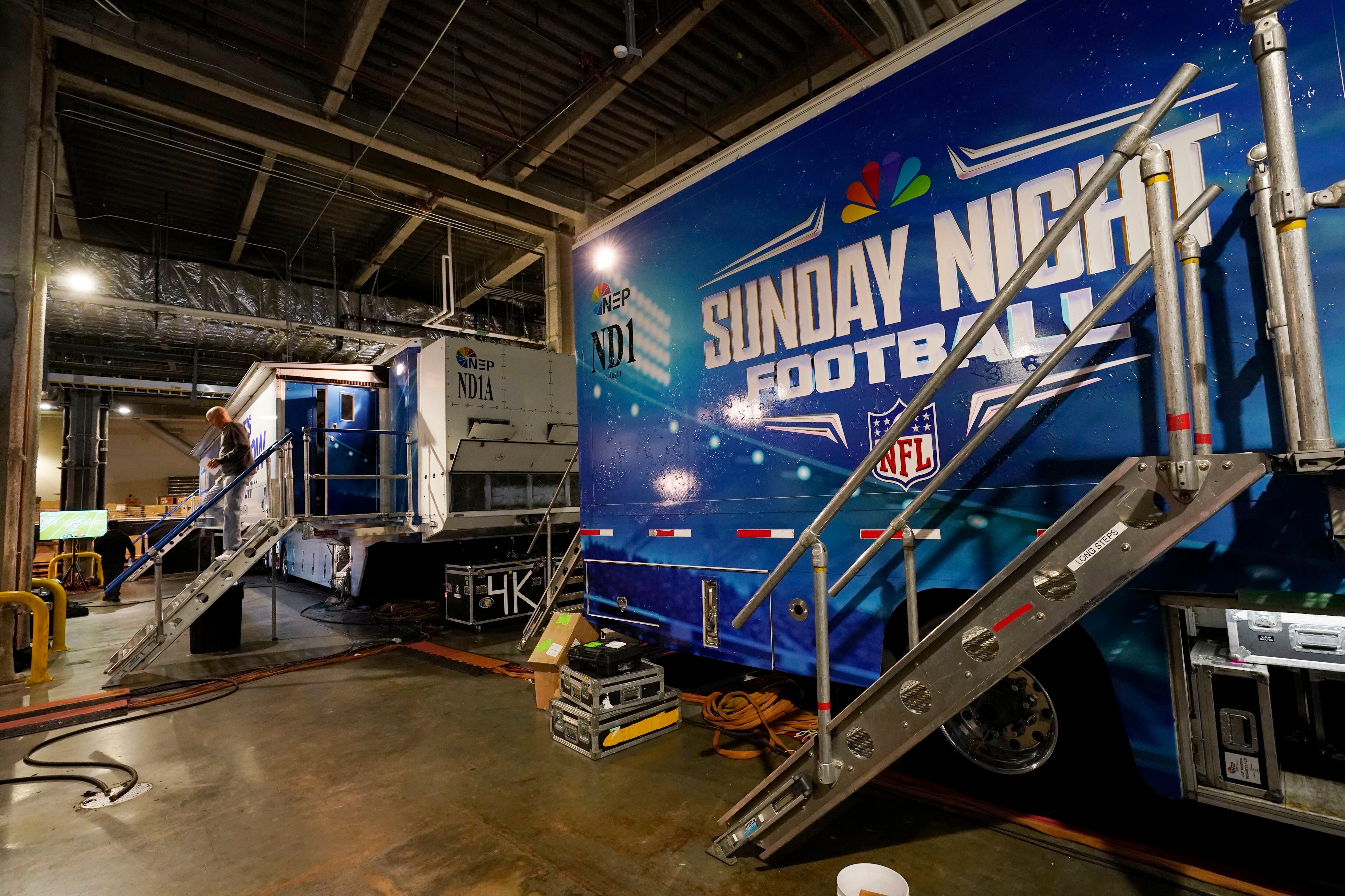 NBC's 'Sunday Night Football' rolls with new broadcast crew - The San Diego  Union-Tribune