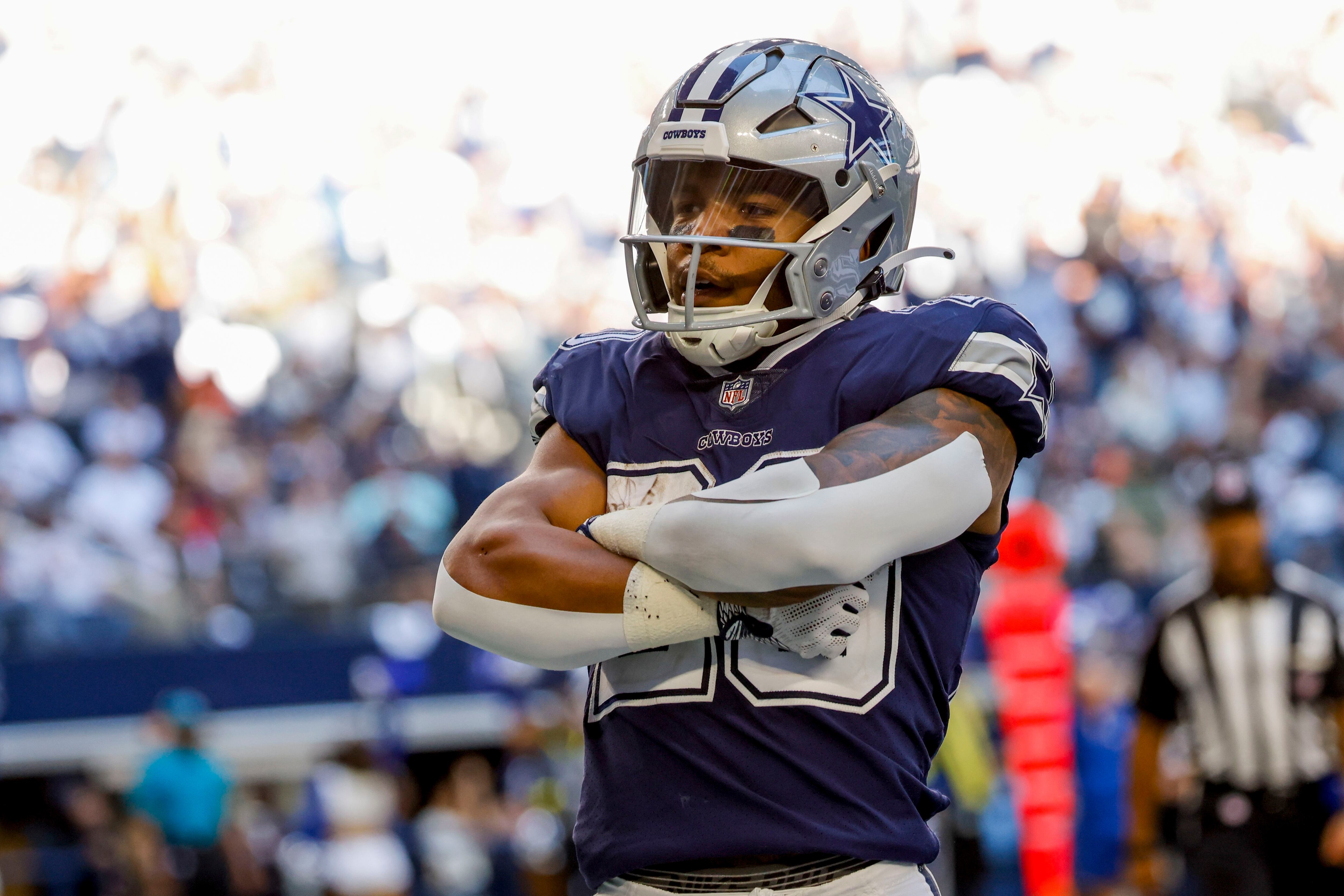 Dallas Cowboys quarterback Dak Prescott dump down to tight end Jake  Ferguson goes for a 34-yard gain