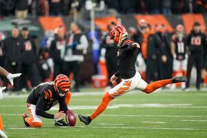 Bengals hold on, finally win in playoffs, 26-19 over Raiders