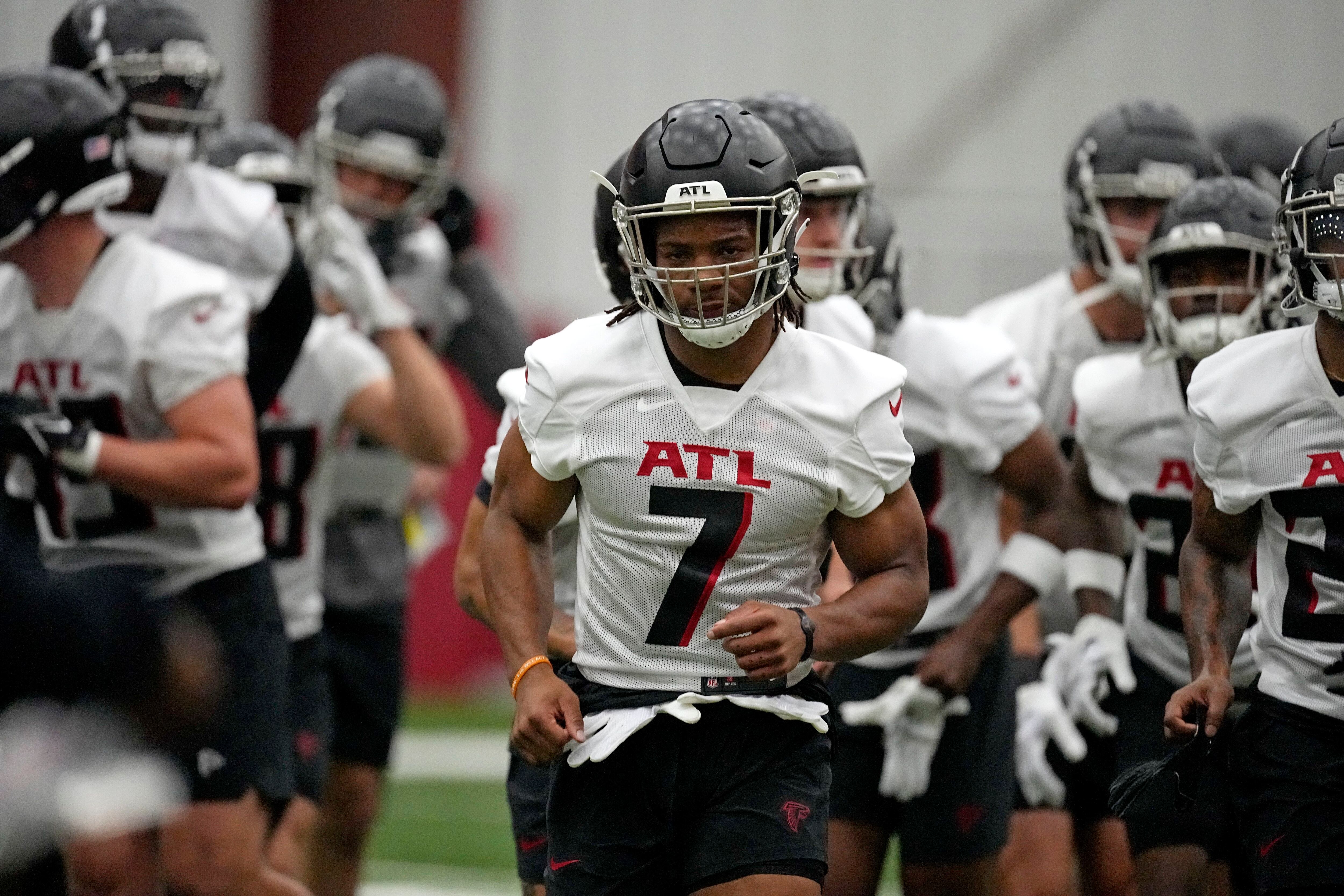 Falcons RB Bijan Robinson signs contract, debuts No. 7 jersey at rookie  minicamp – KXAN Austin