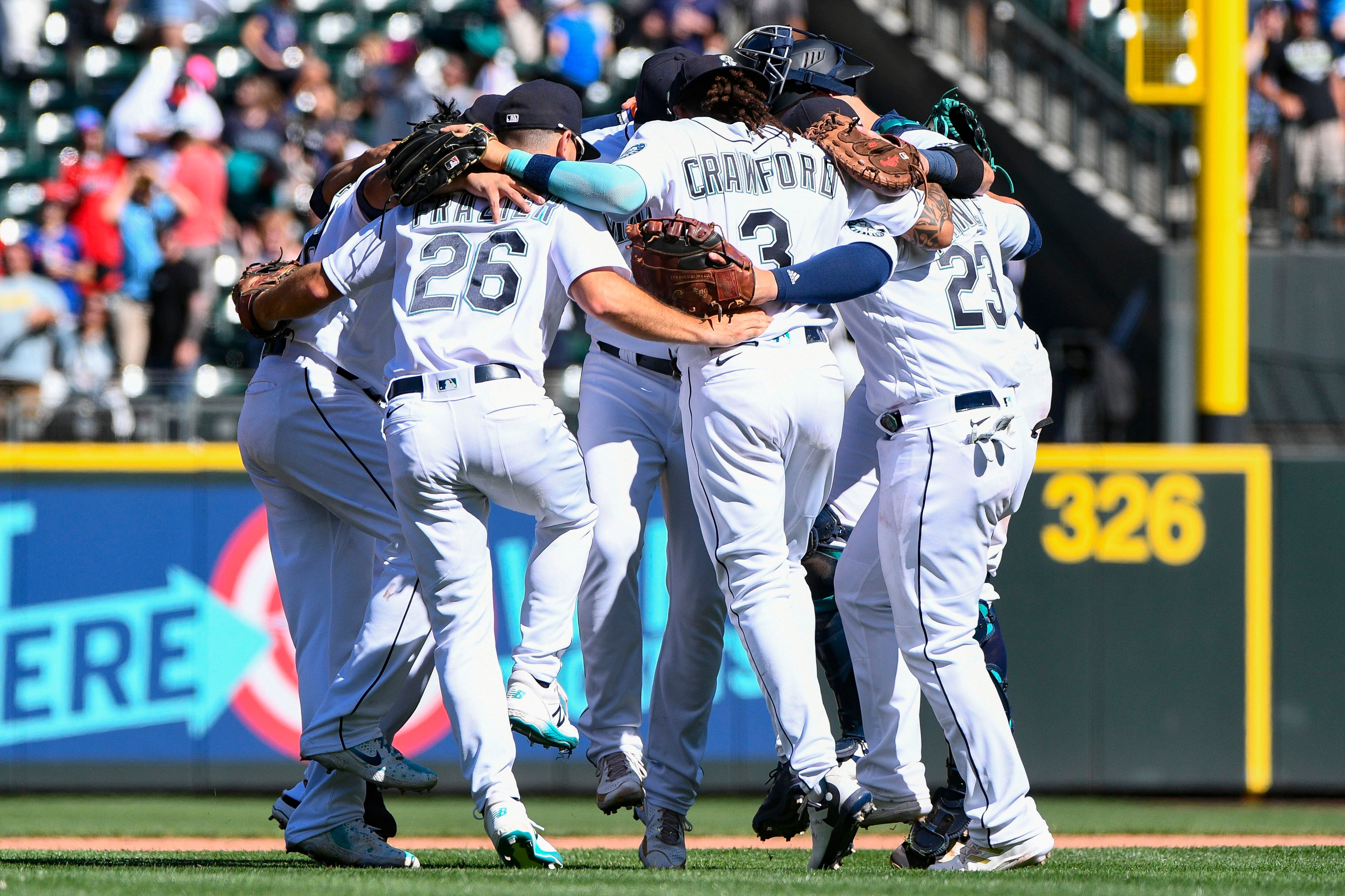 Mitch Haniger makes awesome throw, 08/31/2022