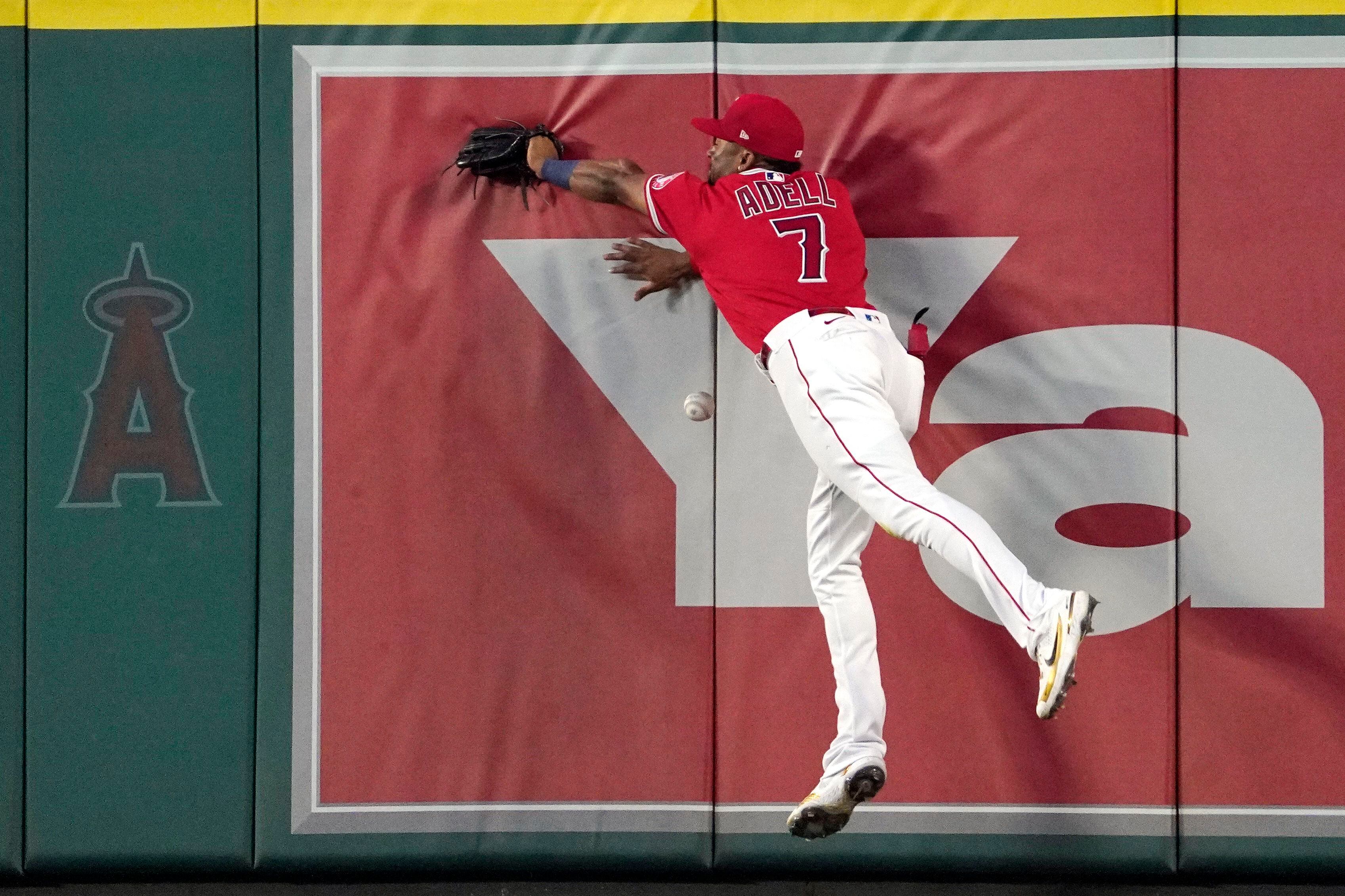 Kershaw takes perfect game into 8th, Dodgers rout Angels 9-1