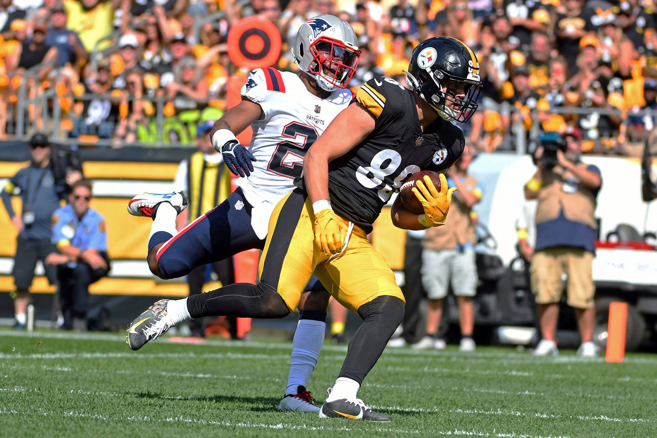 Browns RB Kareem Hunt gets win and jersey vs. Steelers QB and former high  school rival Mitchell Trubisky 