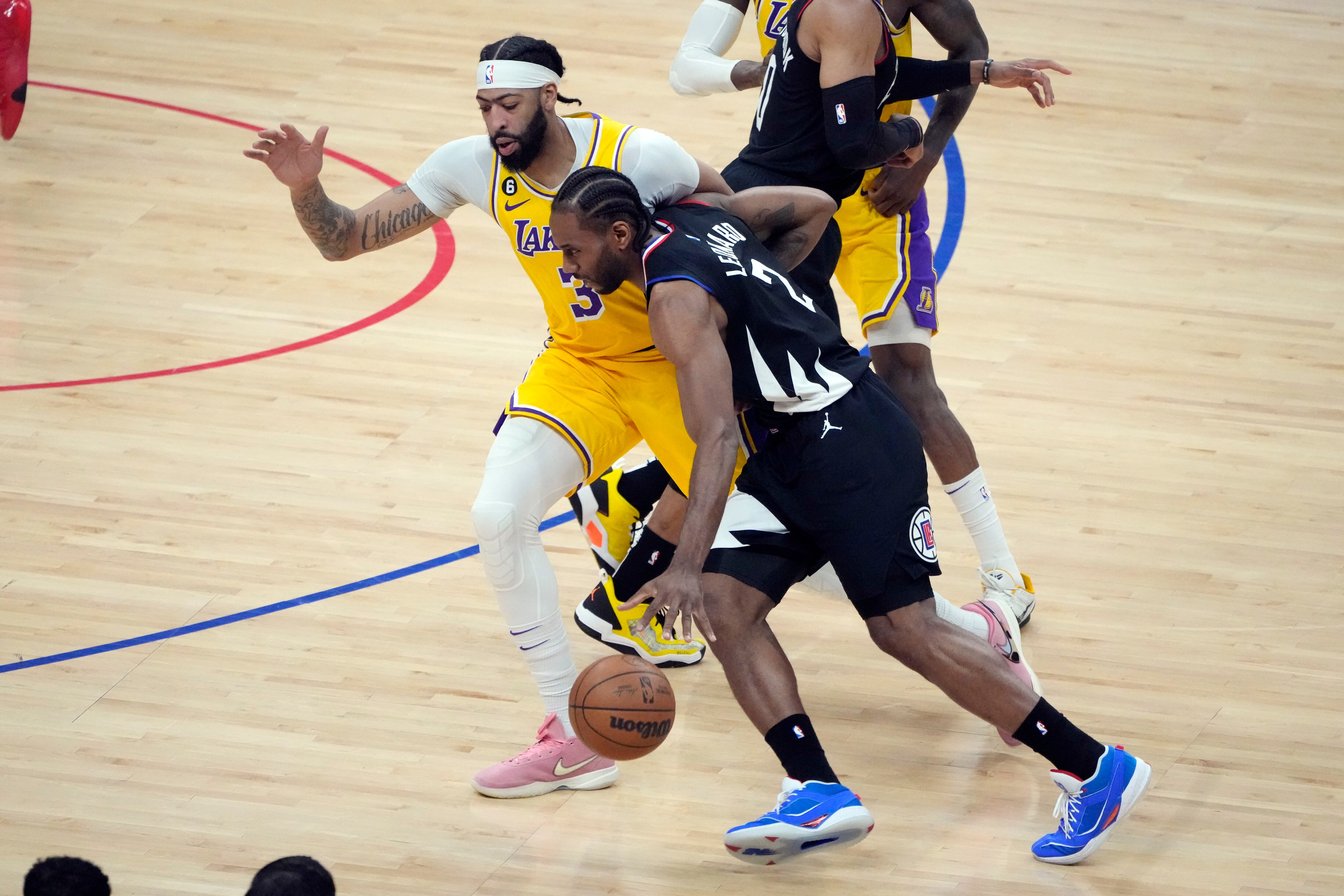 LOS ANGELES, CA - NOVEMBER 07: Los Angeles Clippers Forward Kawhi Leonard  (2) shoots a jump shot during a NBA game between the Portland Trailblazers  and the Los Angeles Clippers on November