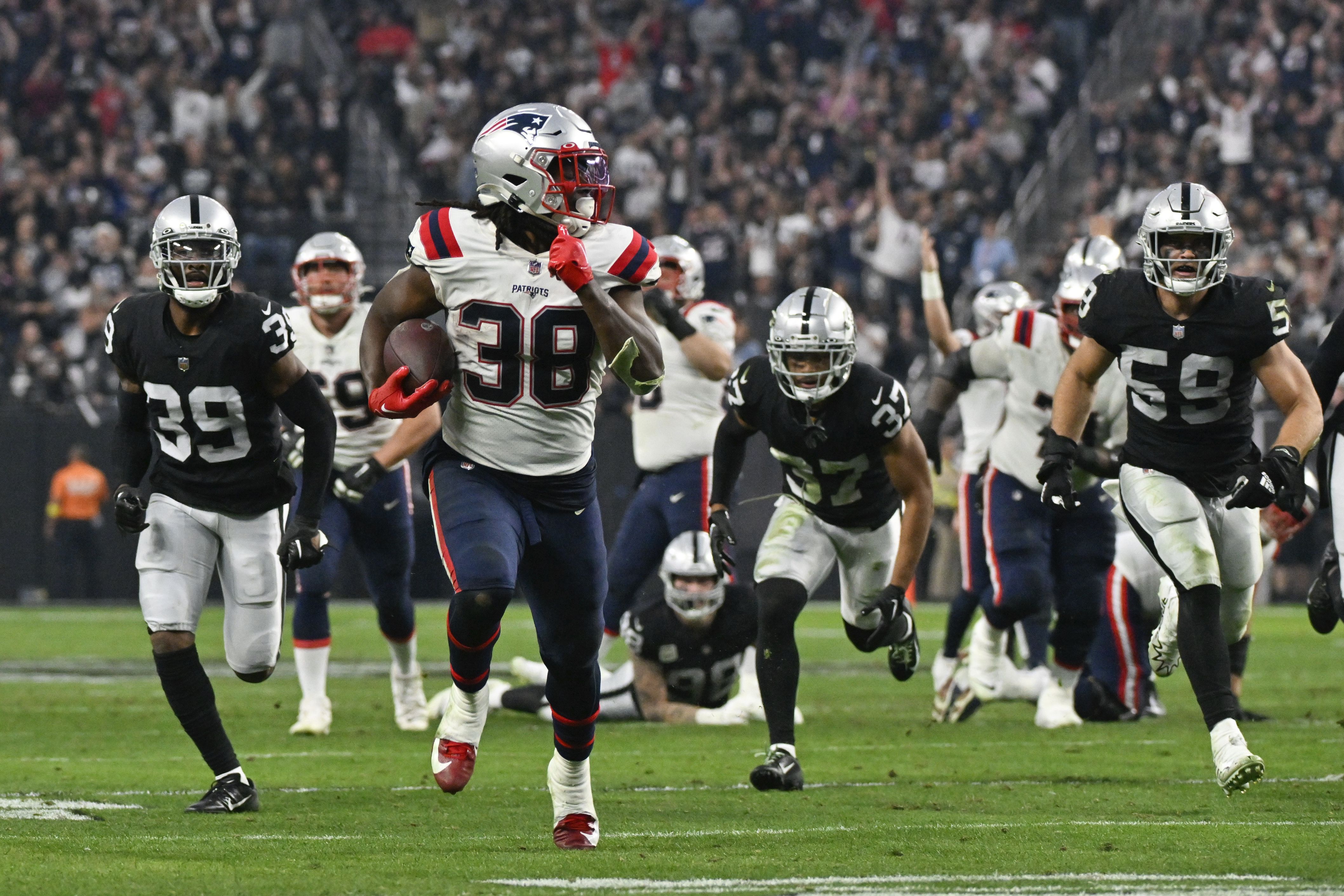 Las Vegas Raiders stun New England Patriots on bizarre final play