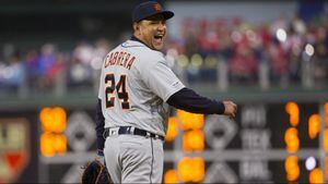 Miguel Cabrera walks off the field for the final time to a huge ovation in  Detroit! 