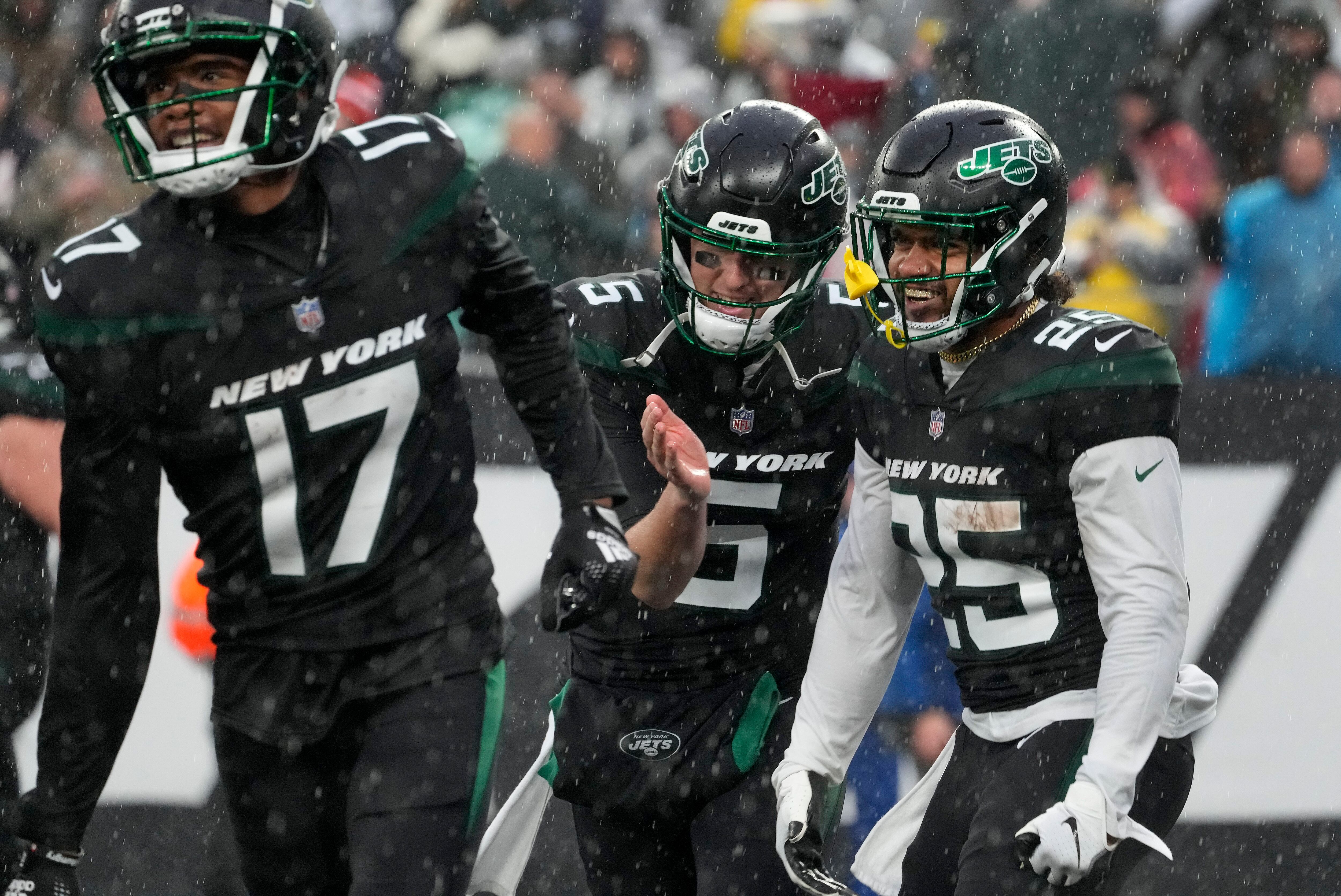 Chicago Bears wide receiver Byron Pringle (13) pulls the ball away from New  York Jets cornerback D.J. Reed (4) for a touchdown catch during the first  quarter of an NFL football game