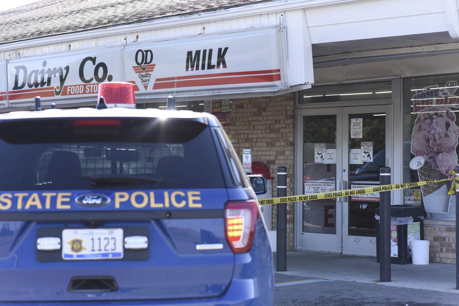 Man dies 1 month after mask-related stabbing at Dimondale convenience store