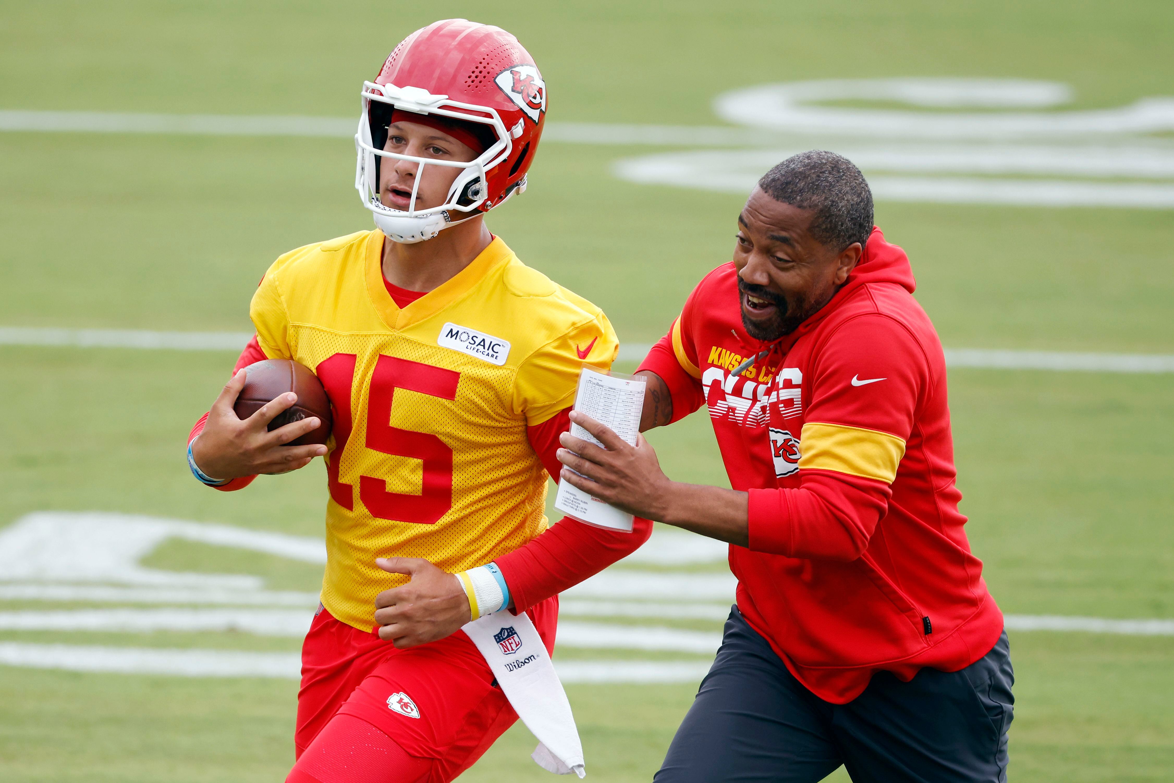 Mahomes reppin' the KC Monarchs at his training camp arrival