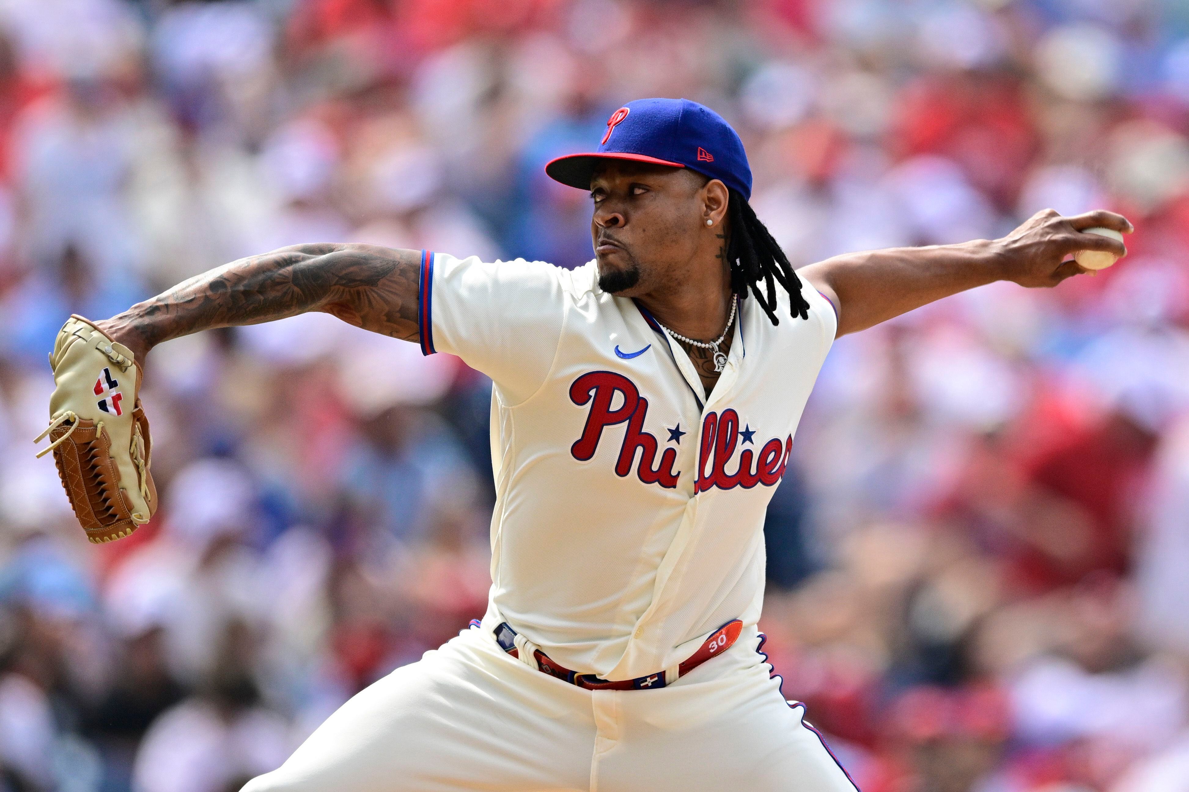 Lee pitches eight strong in Phillies' win