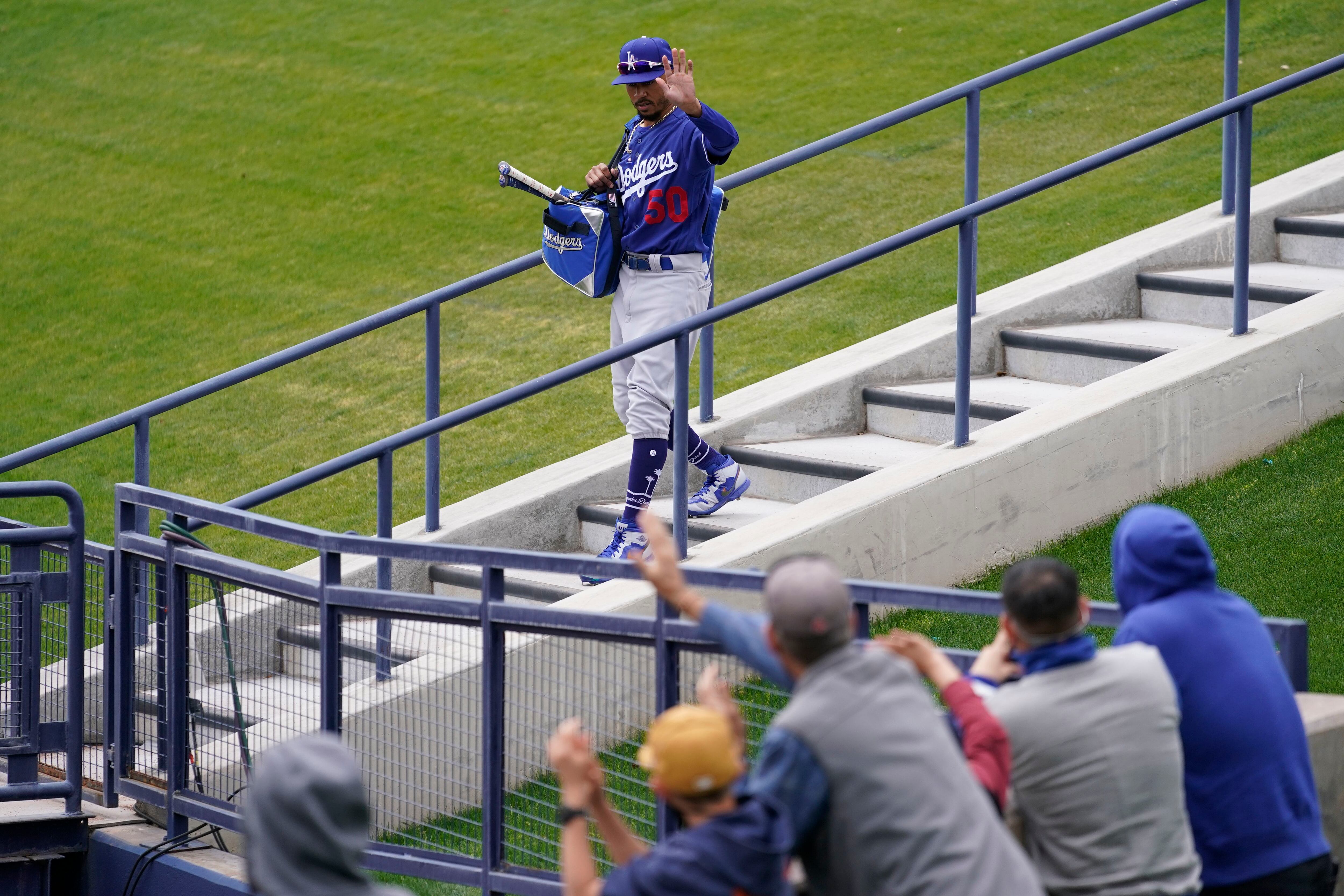 Padres star Tatis has shoulder problem, to be re-evaluated