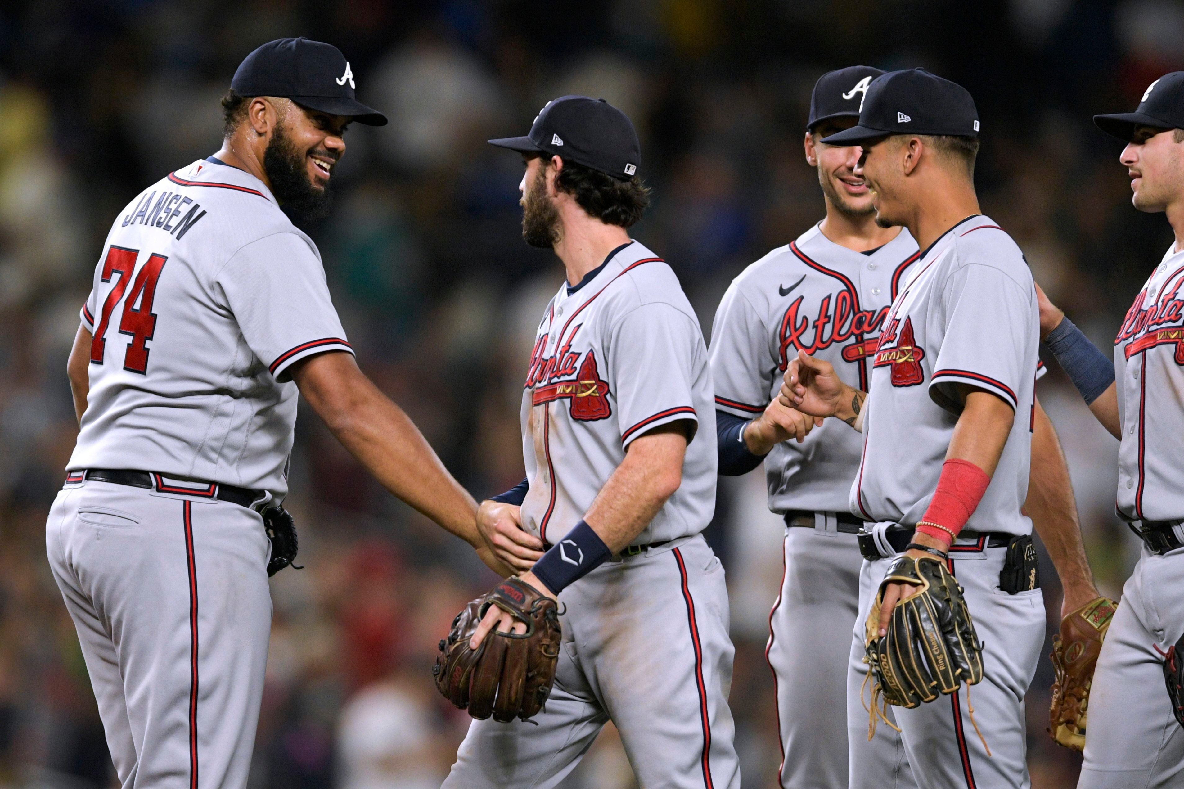 Braves beat Mariners, alone in 1st for first time all year