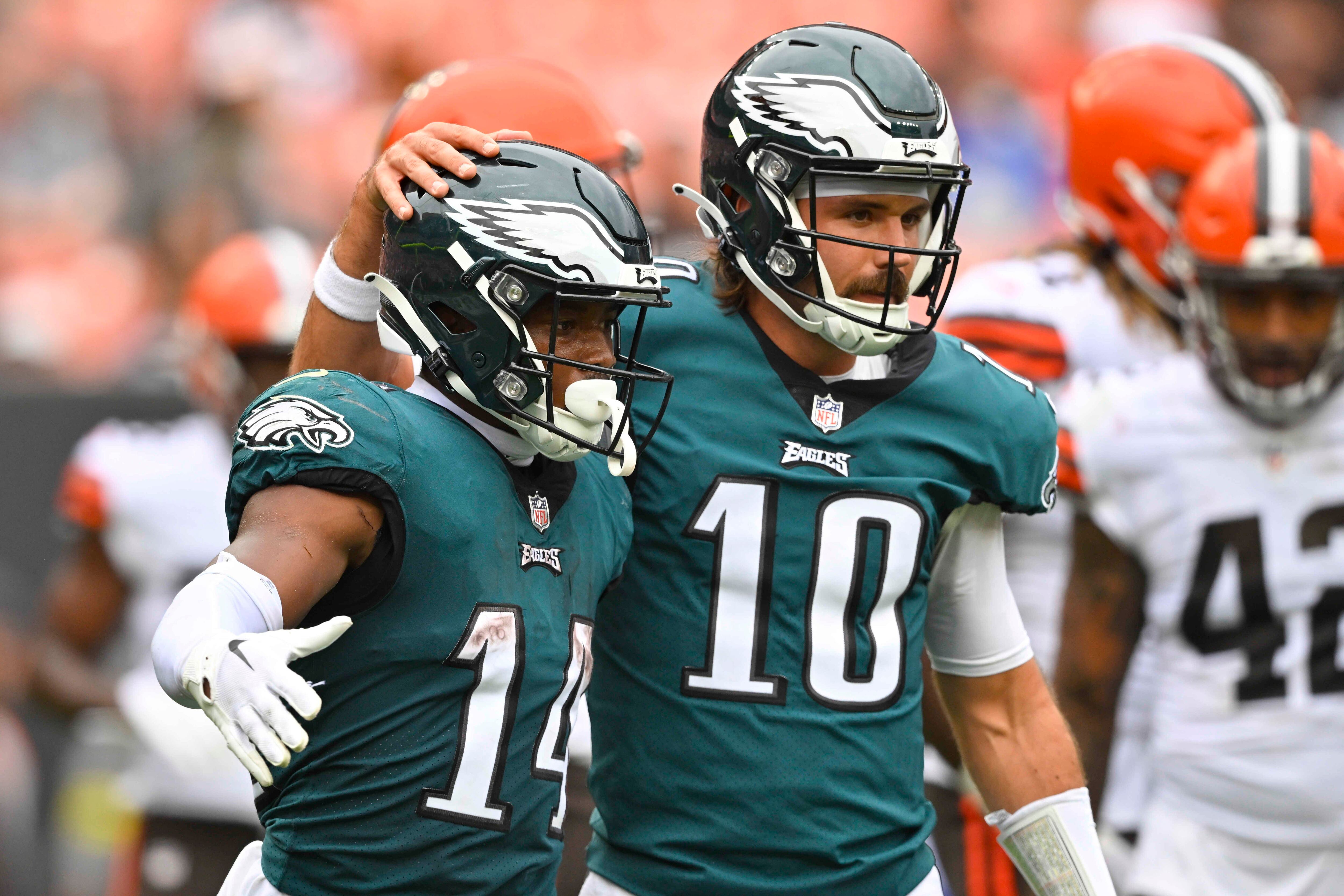 QBs Dobbs, Minshew shine as Eagles edge Browns, 21-20