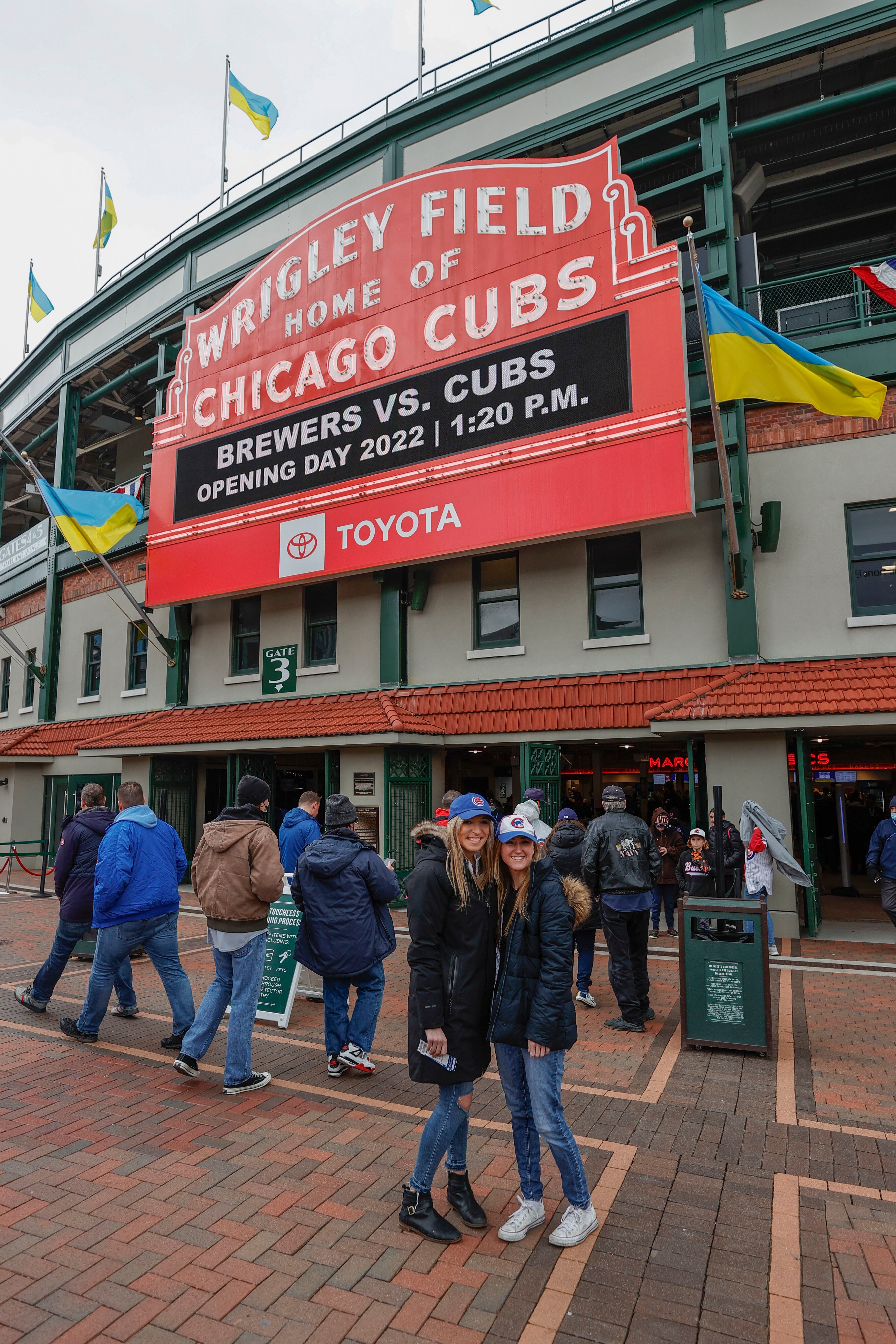 Ian Happ gets 3 hits as Cubs beat Brewers 5-4 on opening day