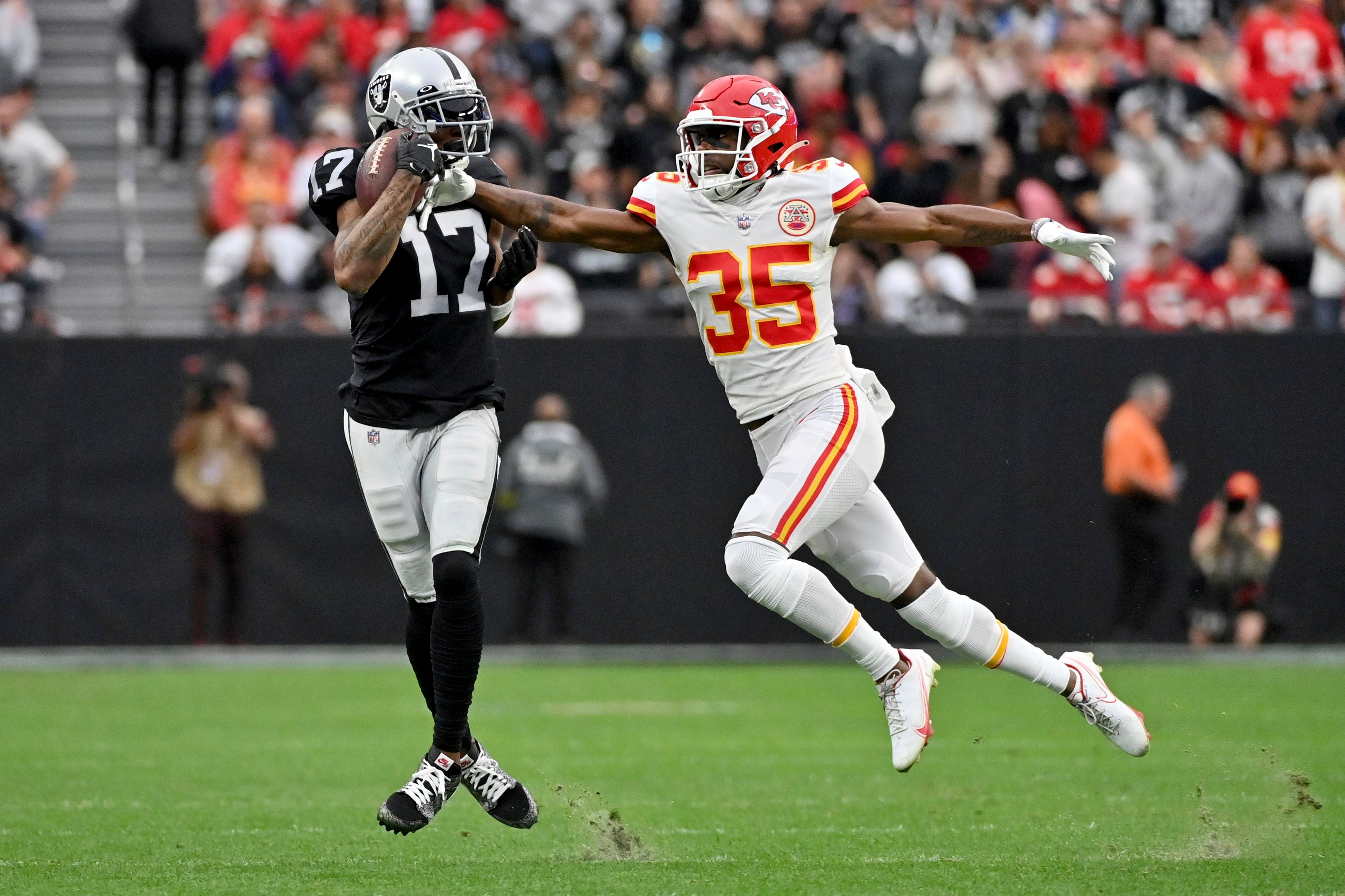 Mahomes sets record, Chiefs beat Raiders for AFC's top seed - The