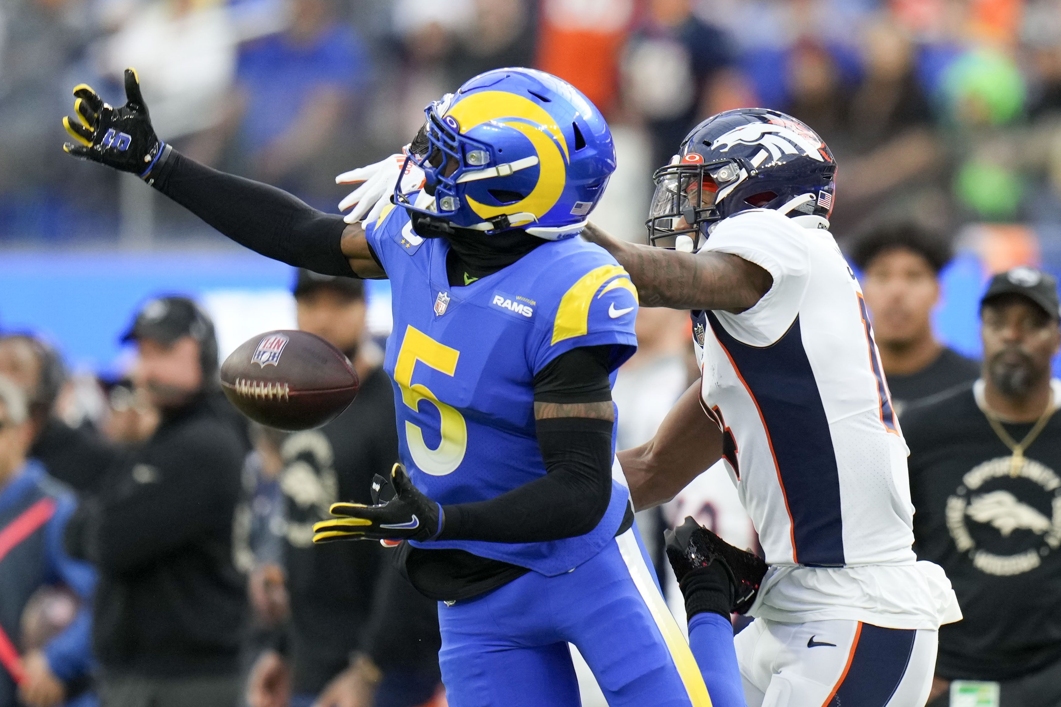 Chargers late-season surge continues in blowout win over Rams