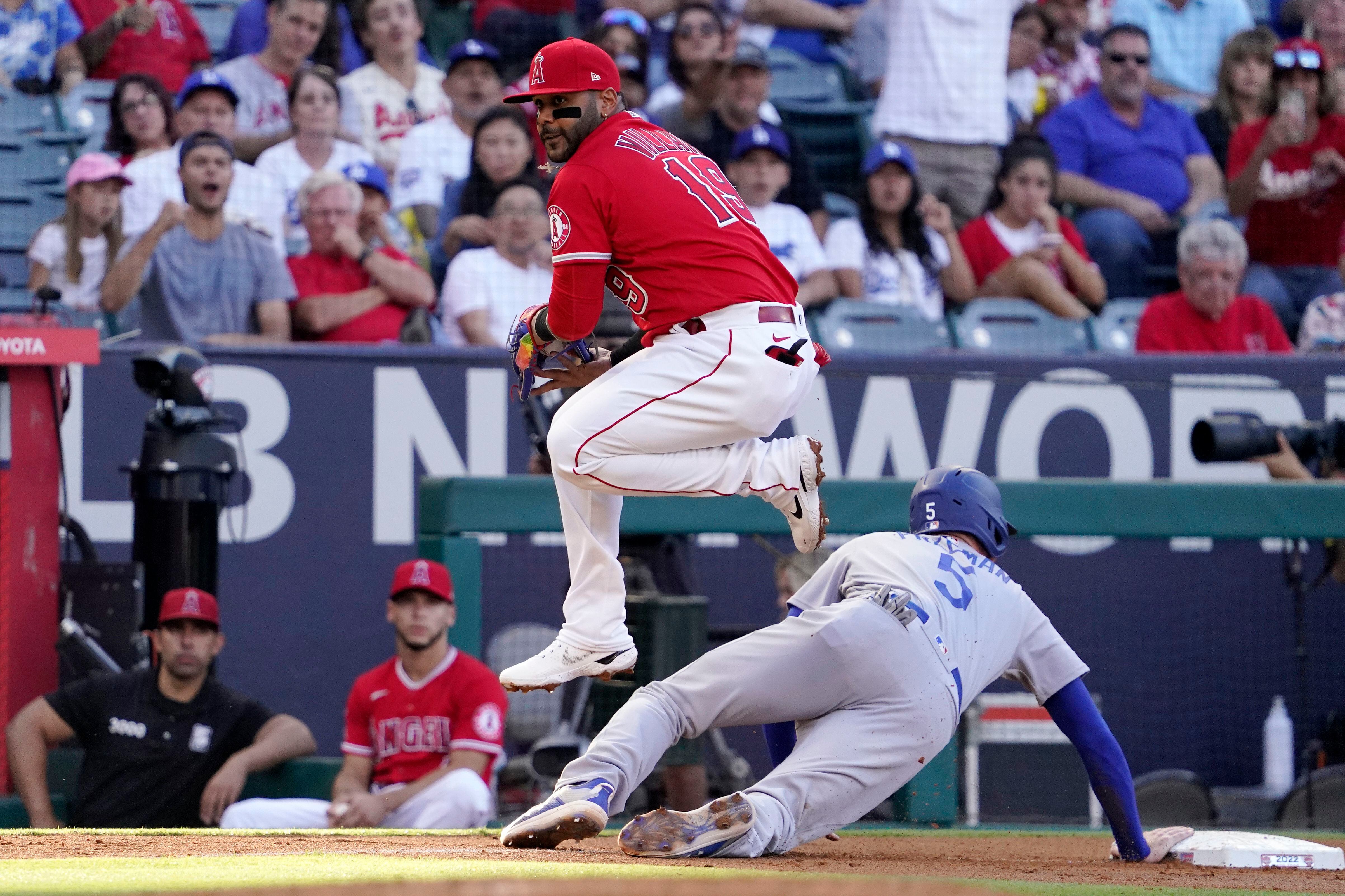 Kershaw tosses gem as Dodgers take Game 1